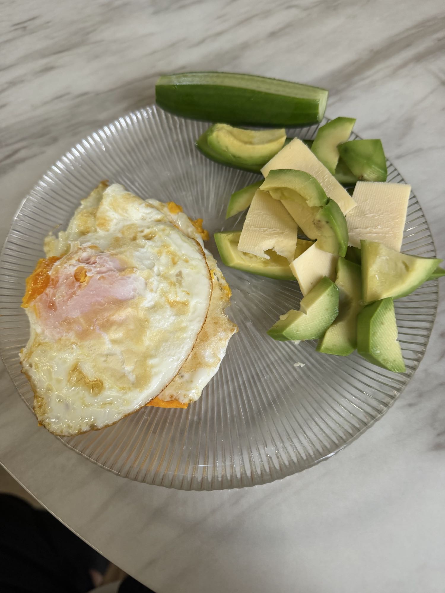 Яичница с авокадо и сыром