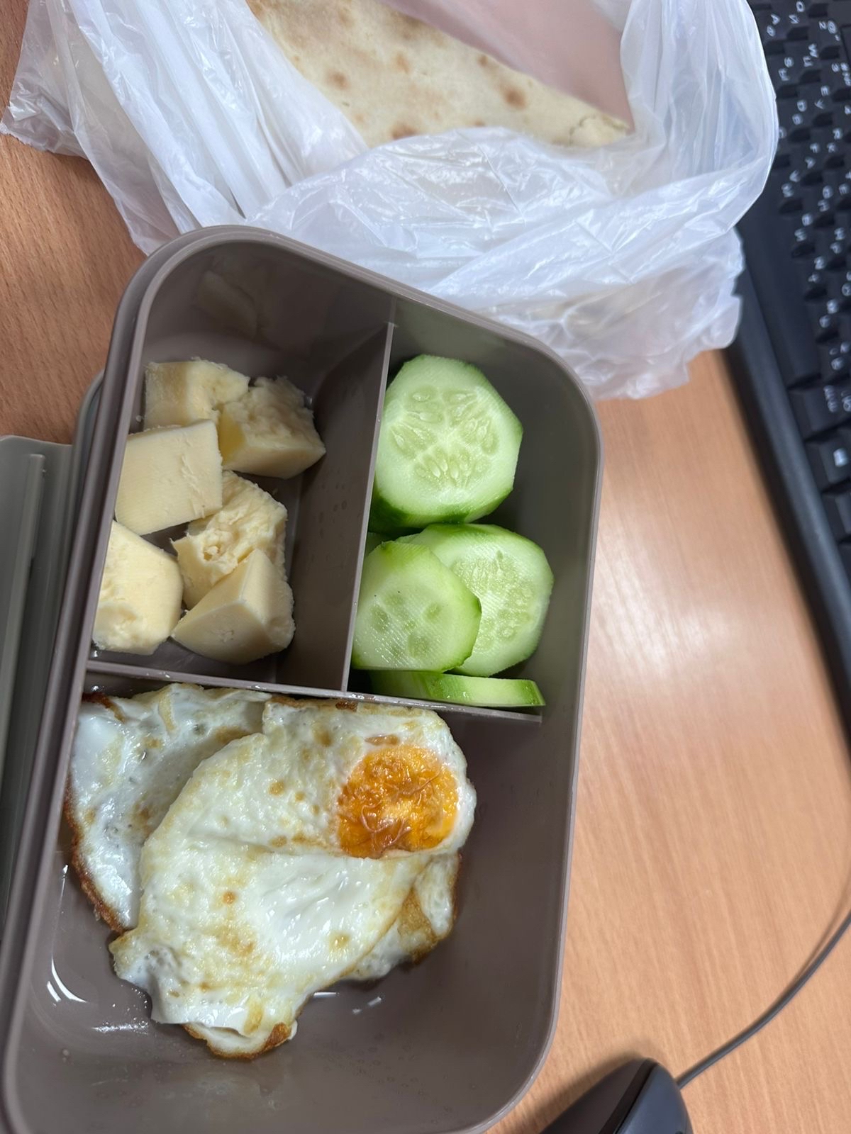 Яйца с сыром и огурцом