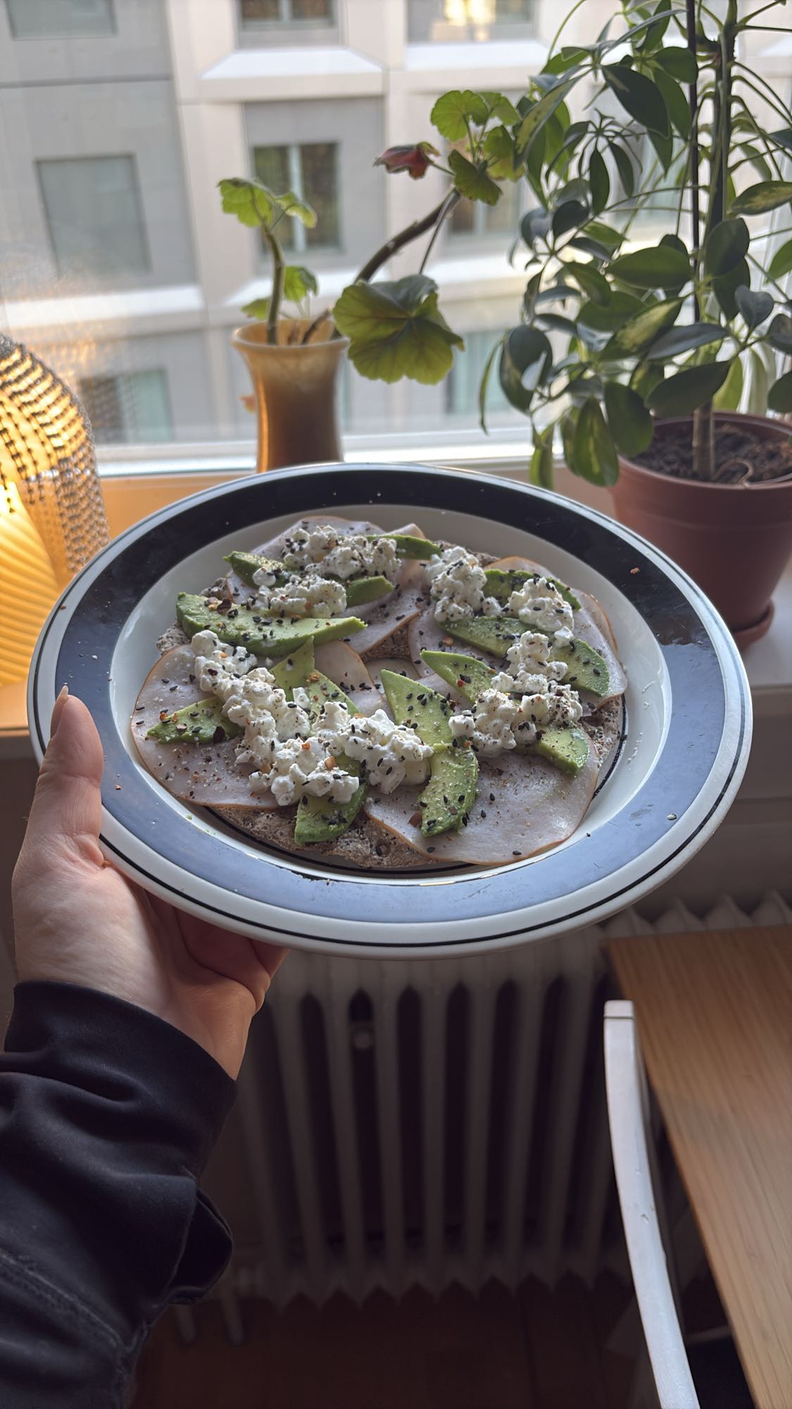 Knäckebröd med kalkon, avokado & keso