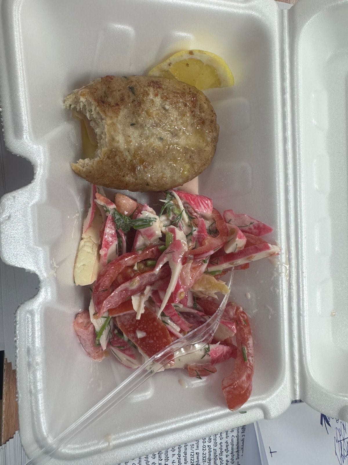 Котлета с овощным салатом