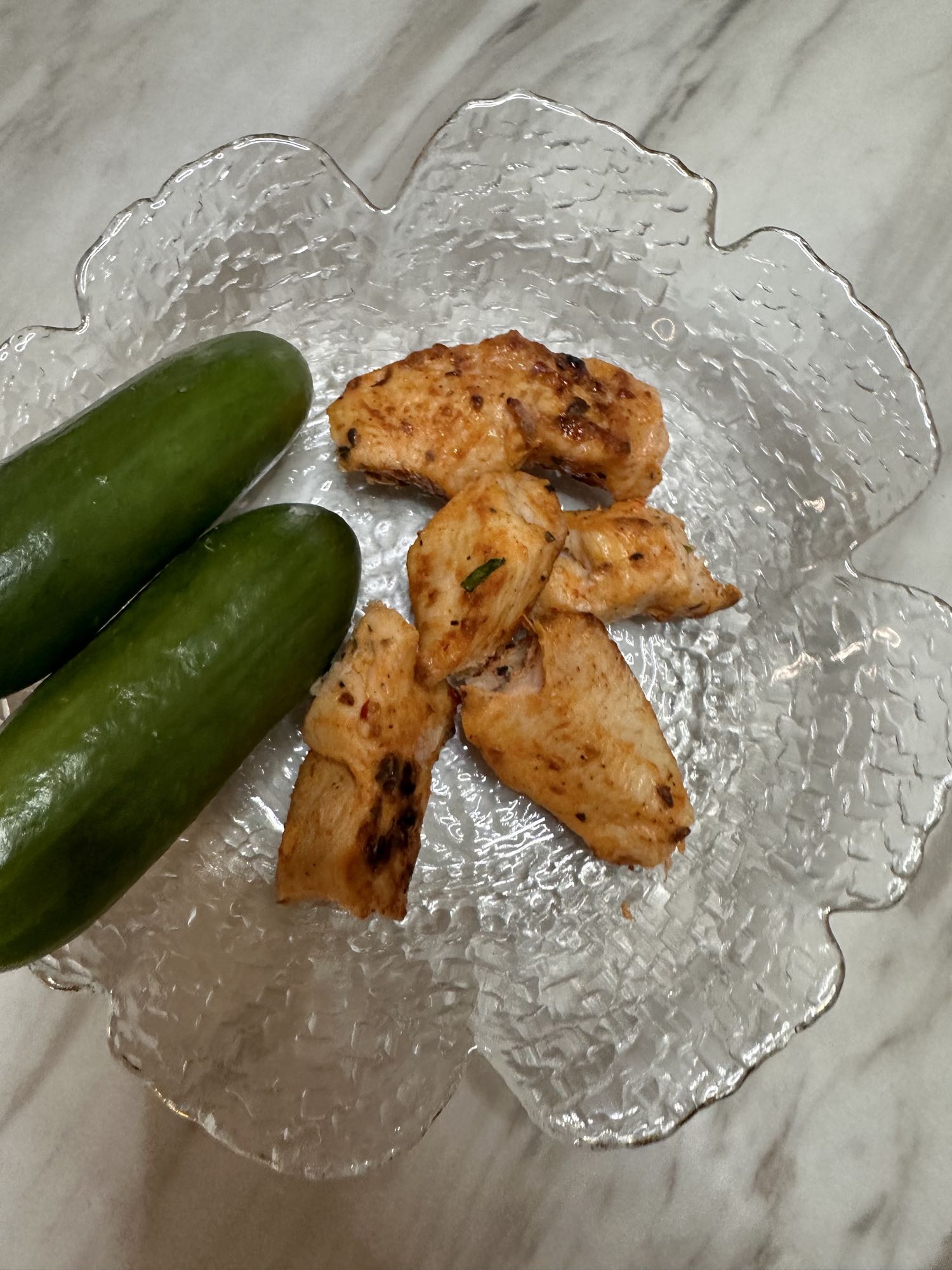 Курица с огурцами