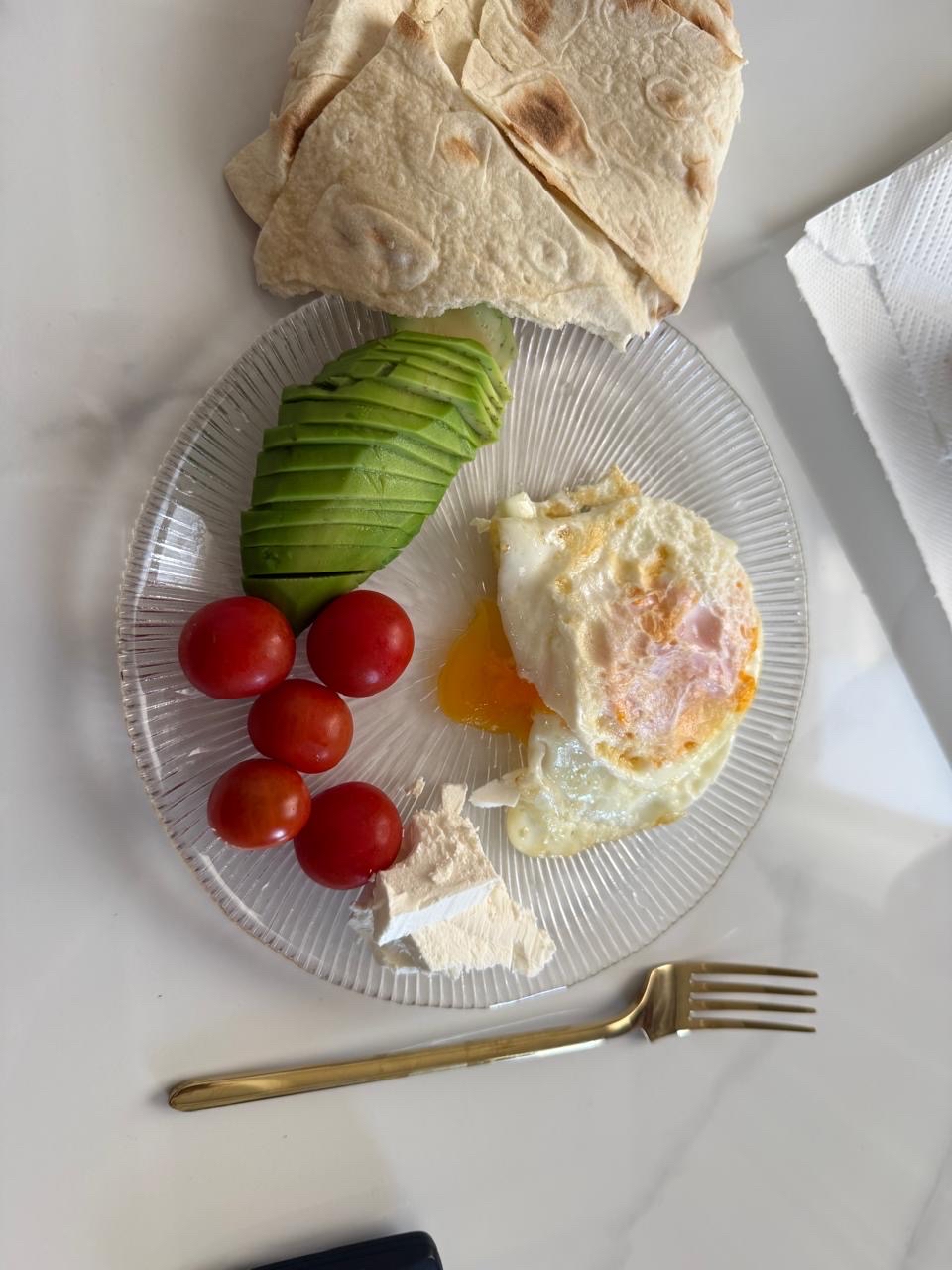 Яйца с авокадо и лавашом