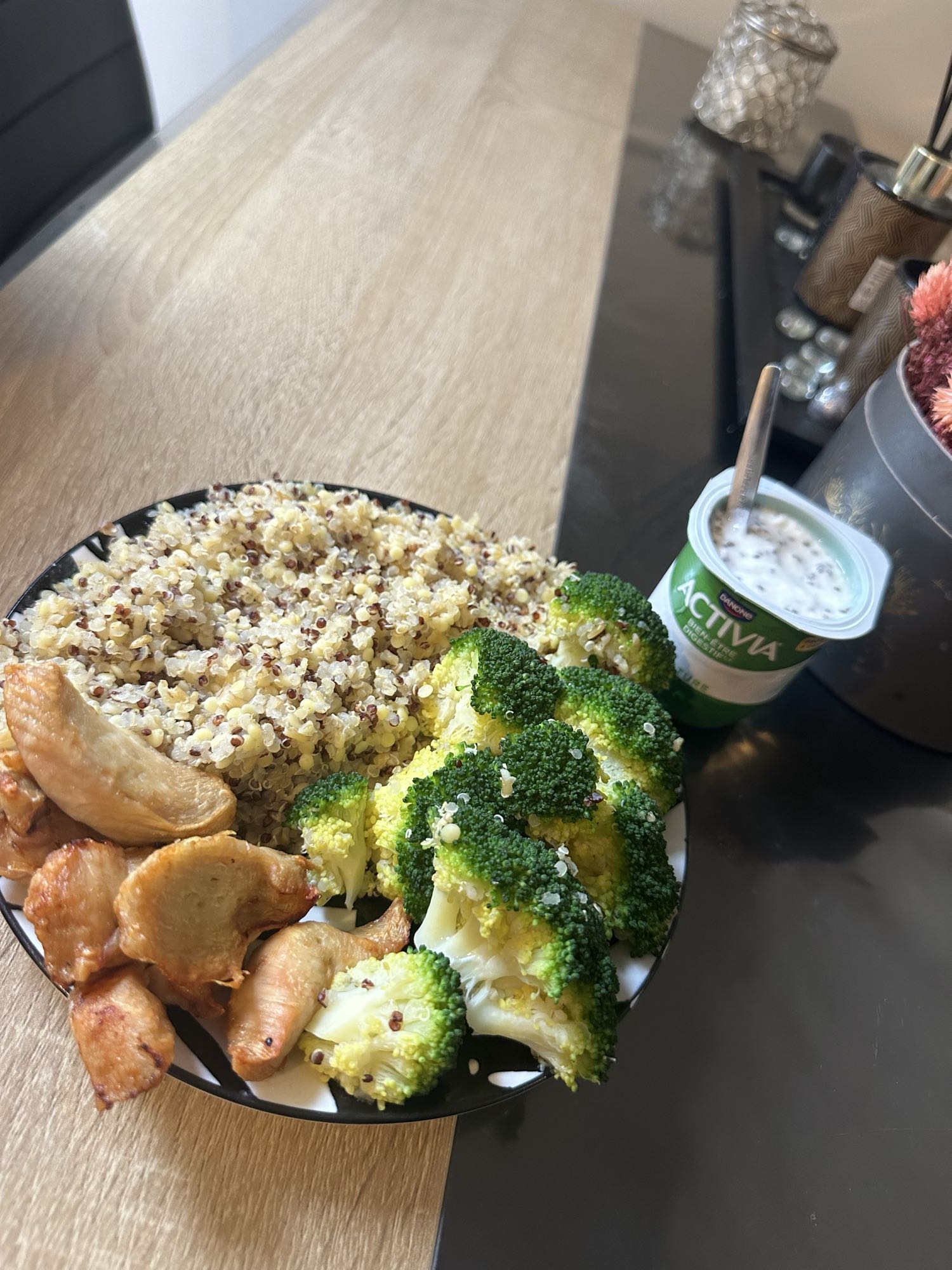 Piept de pui cu quinoa și broccoli