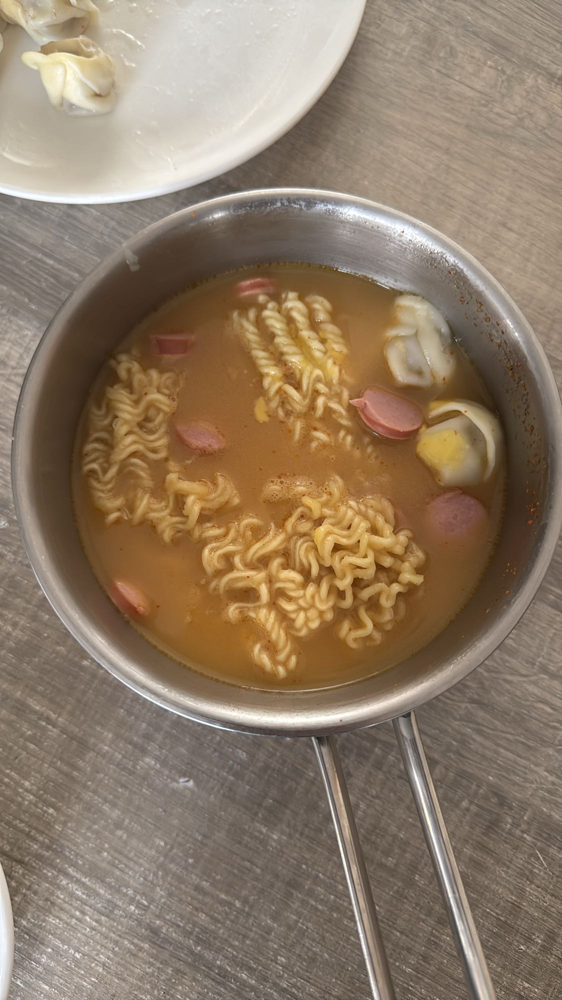 лапша с сосиской и пельменями