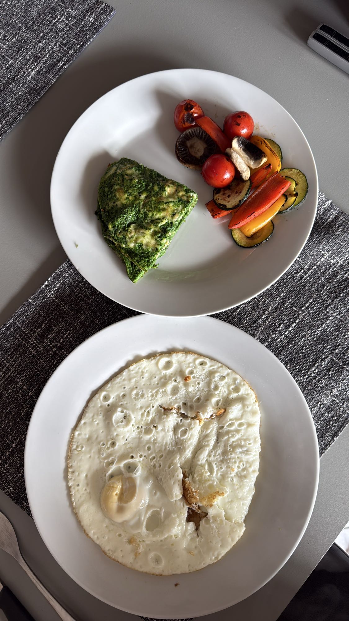 Mic dejun cu ouă și legume