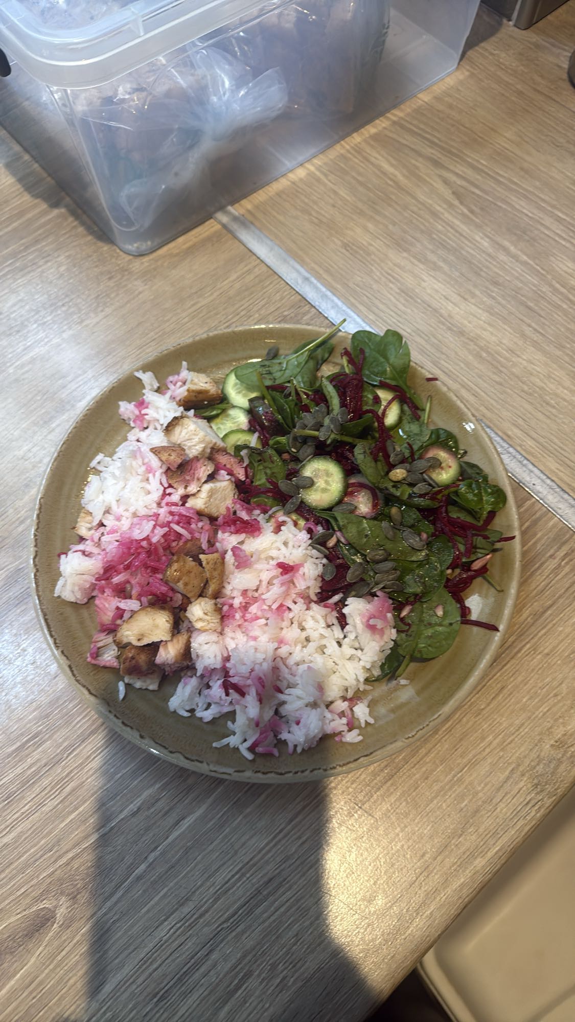 Riz, poulet et salade fraîche