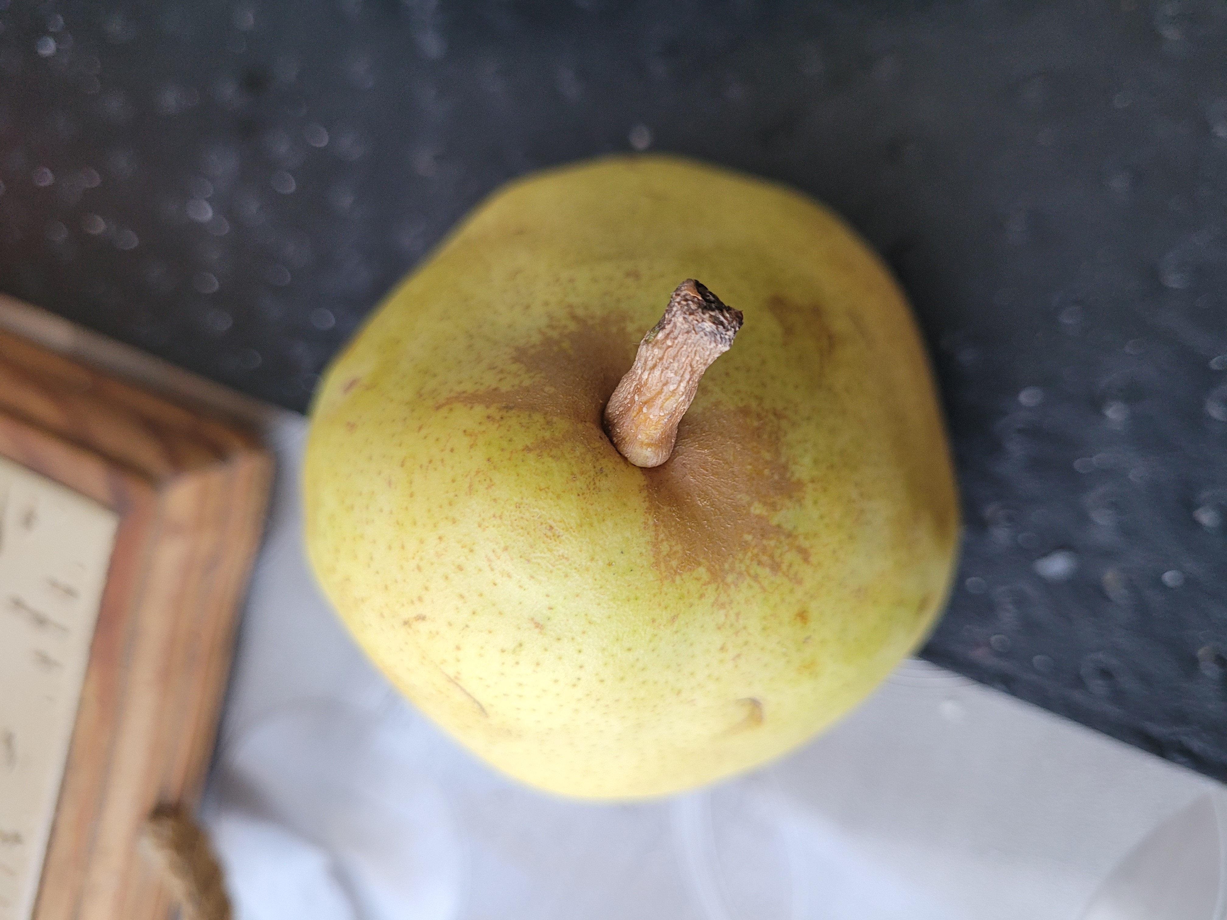 Poire fraîche entière