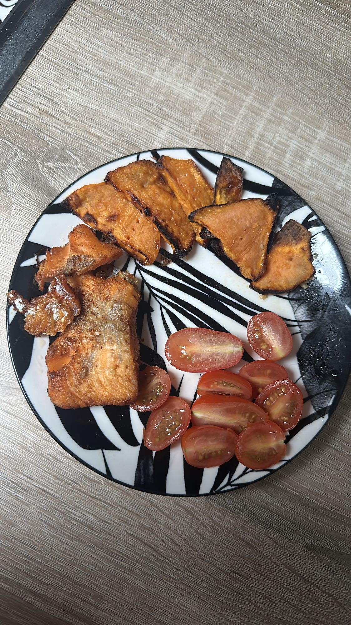 Somon cu cartofi dulci și roșii