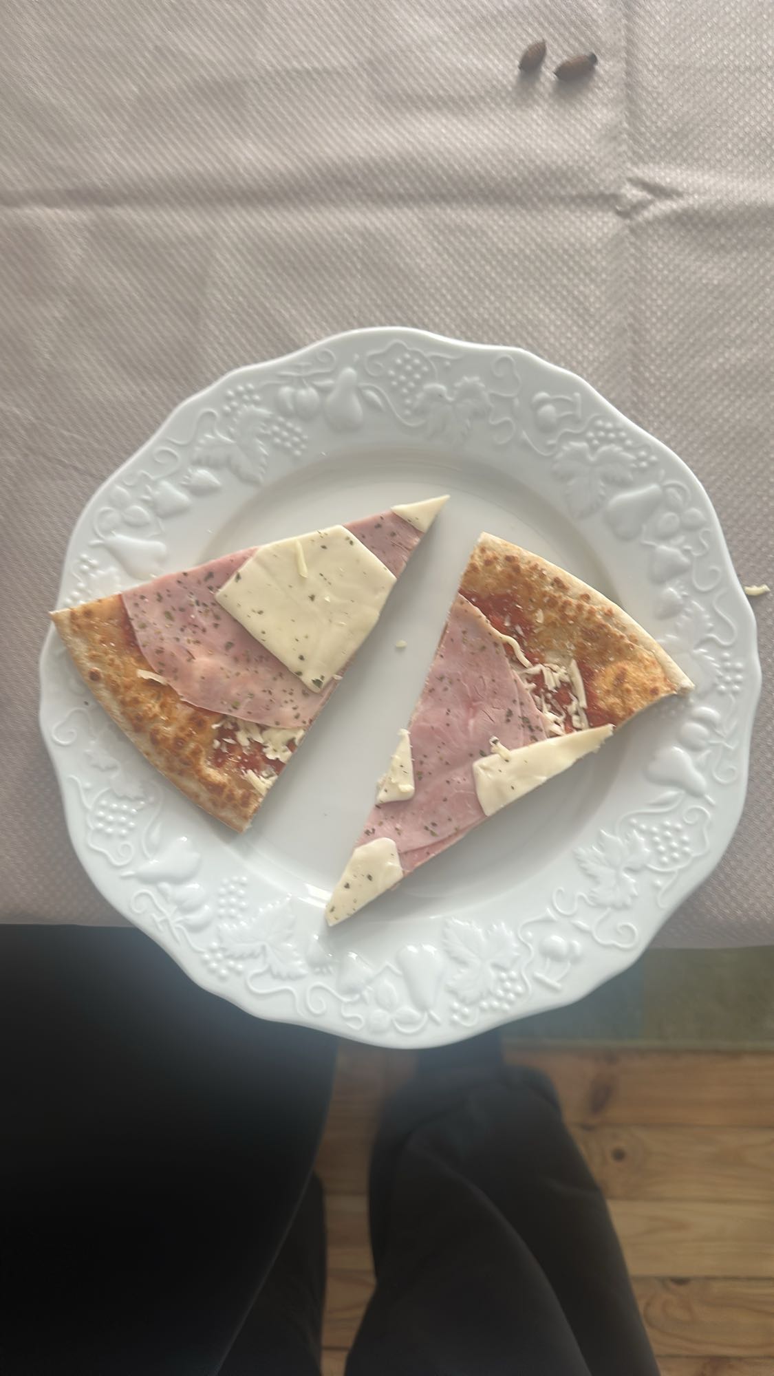 Deux tranches de pizza jambon fromage