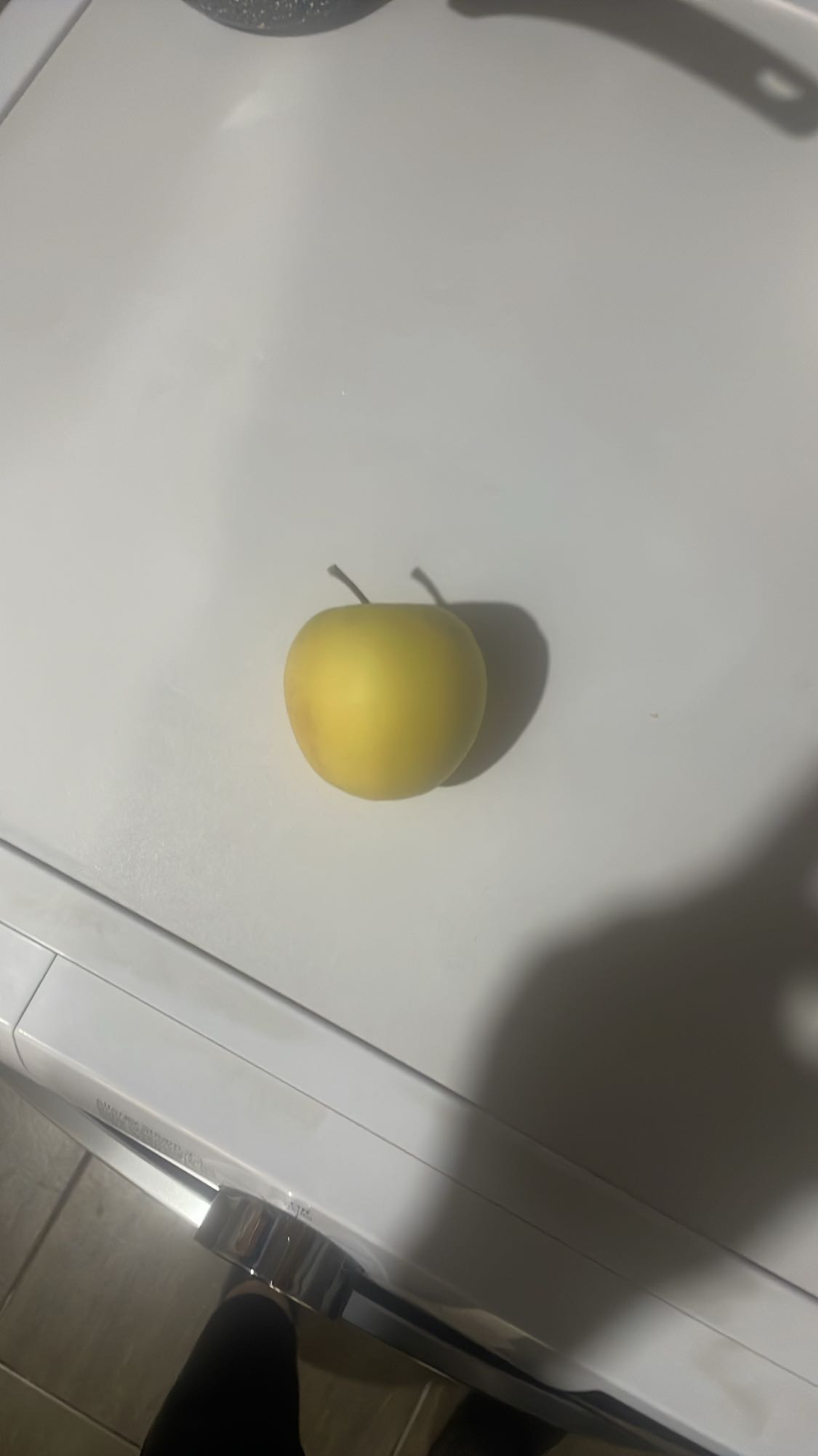 Жёлтое яблоко