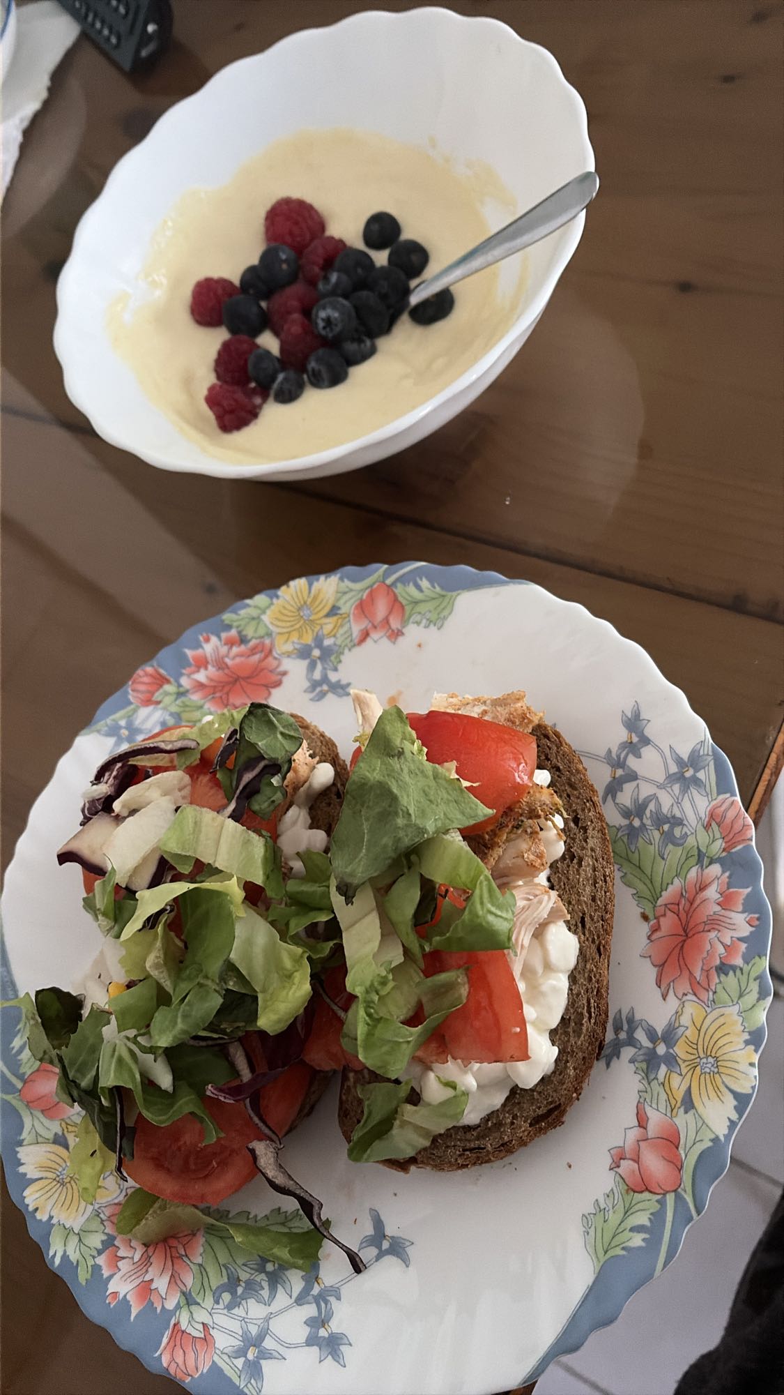 Cină cu piept de pui, legume și iaurt cu fructe