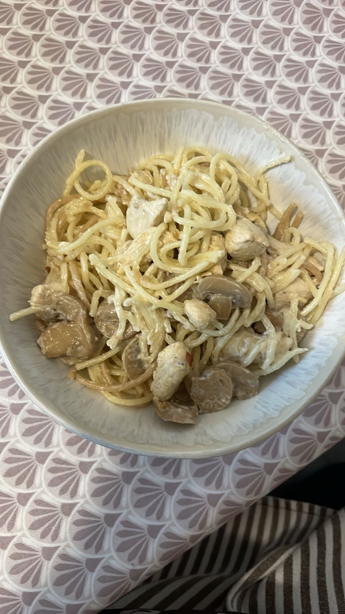 Spaghete cu pui și ciuperci