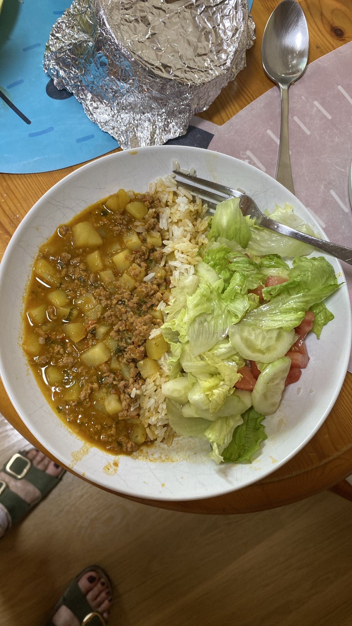 Arroz con carne y ensalada
