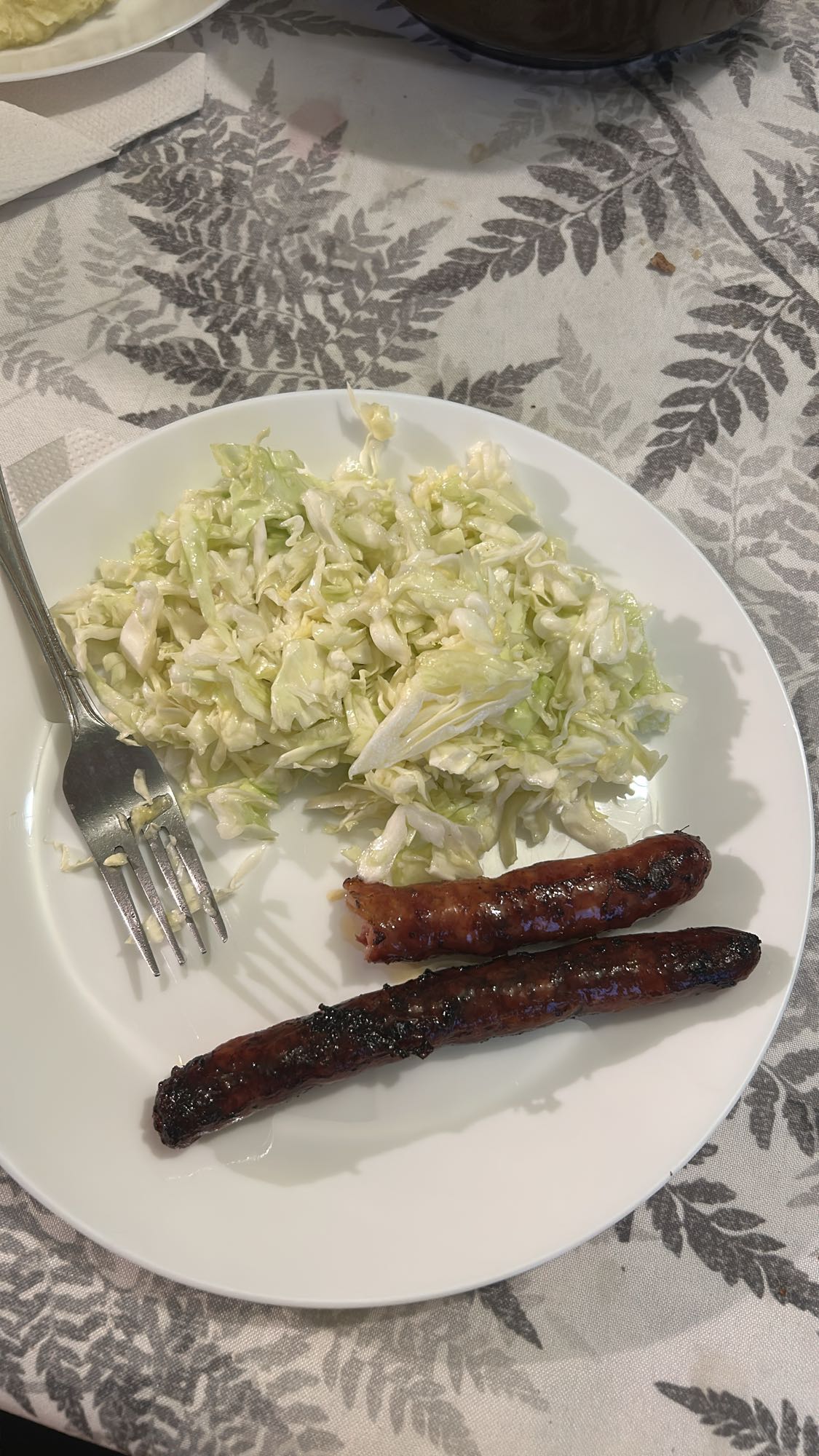 Cârnați cu salată de varză
