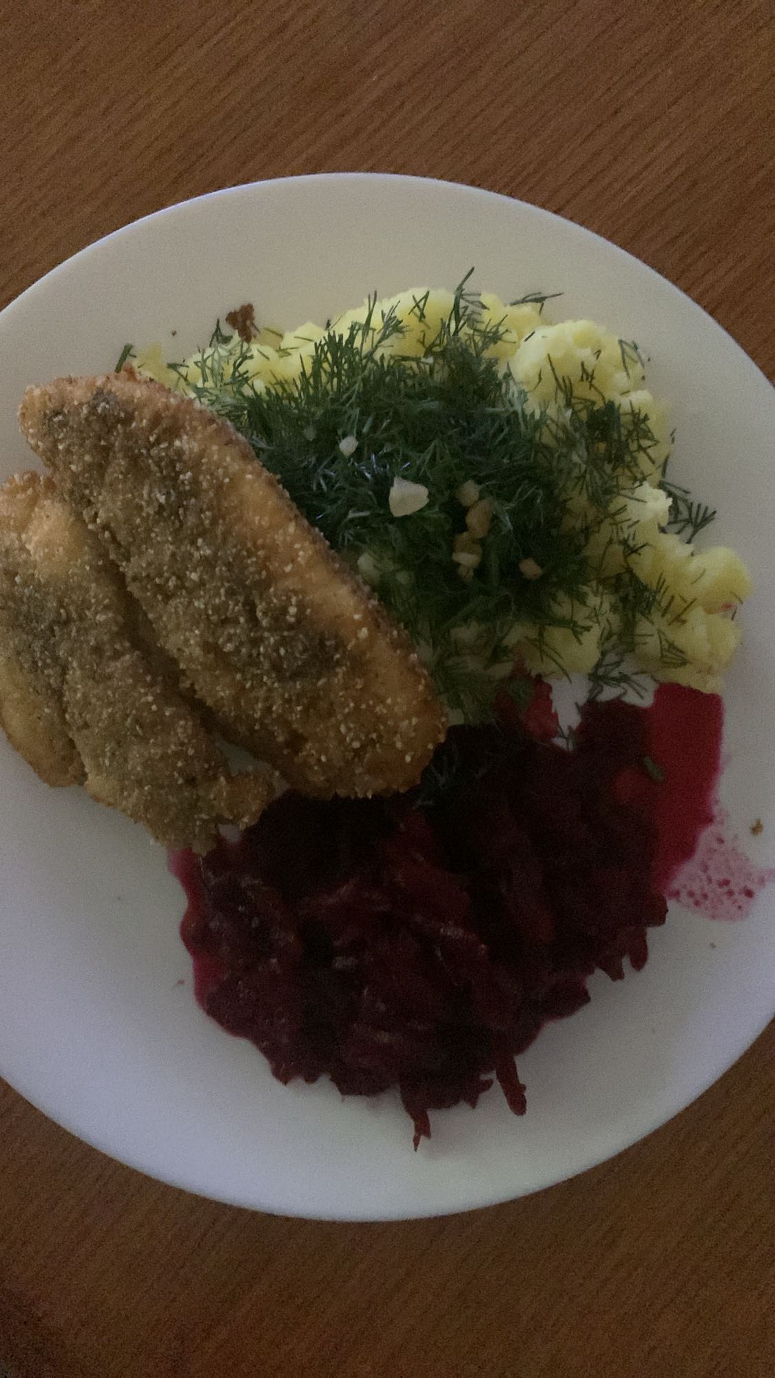 Ryba panierowana z ziemniakami i buraczkami