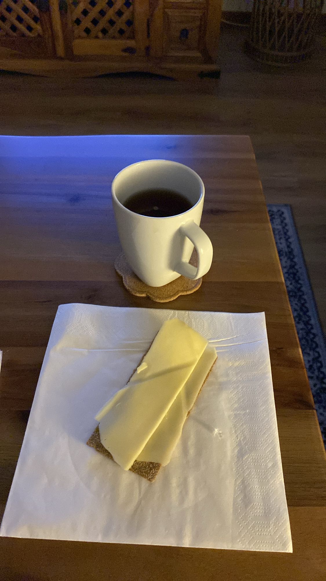 Knäckebröd med ost och te