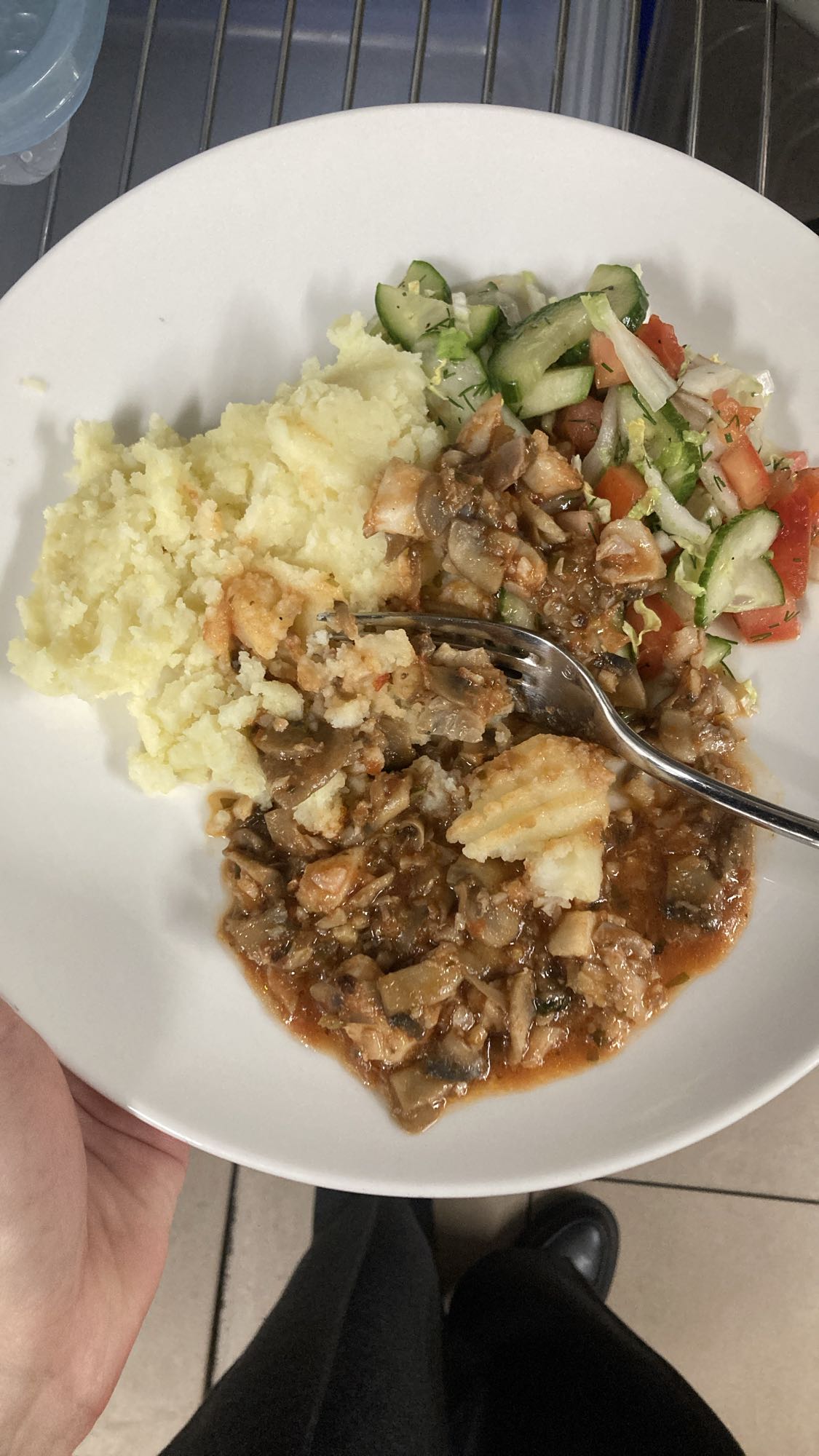 Картофельное пюре с рагу и салатом