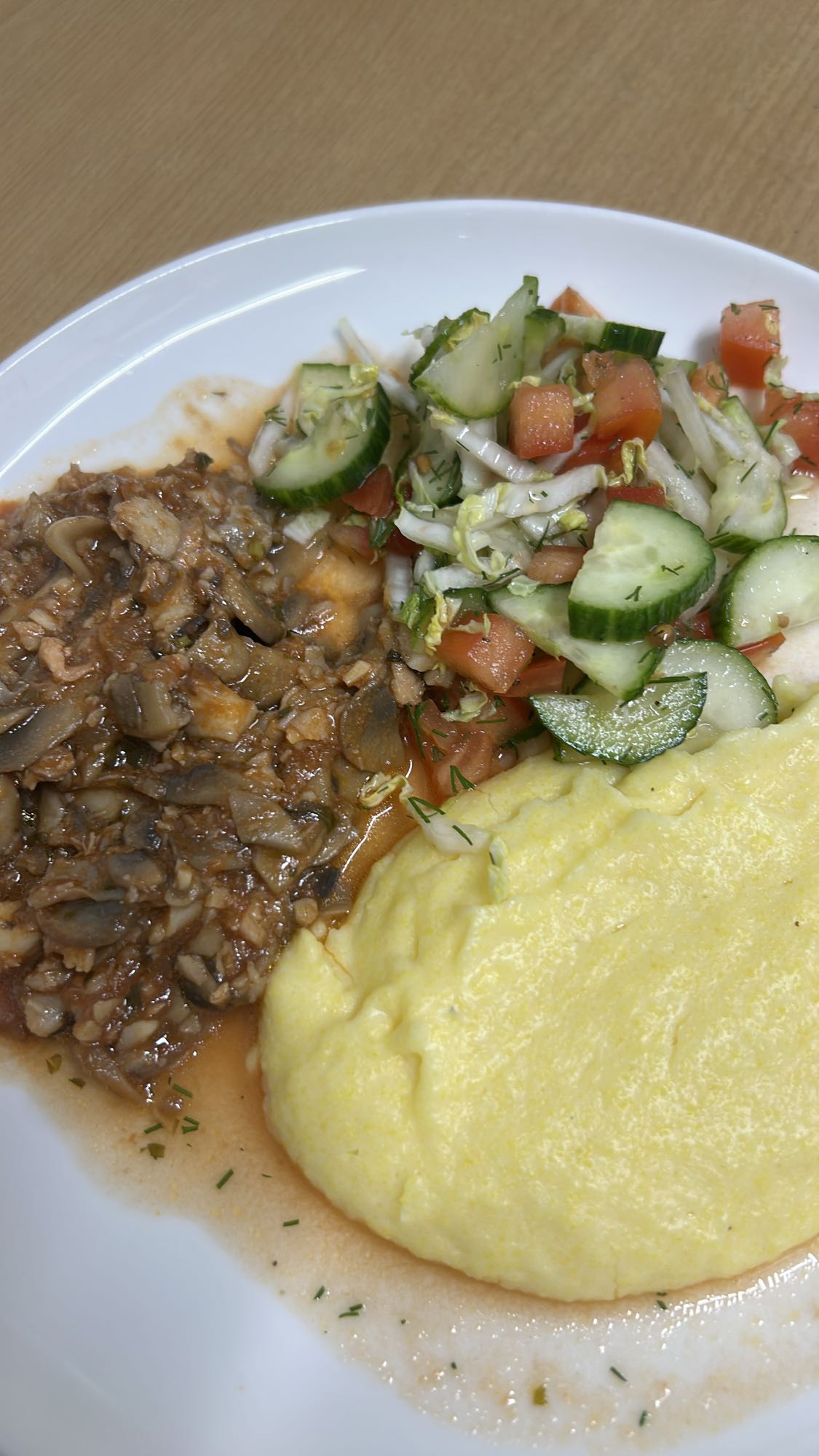 Polenta z sosem i sałatką