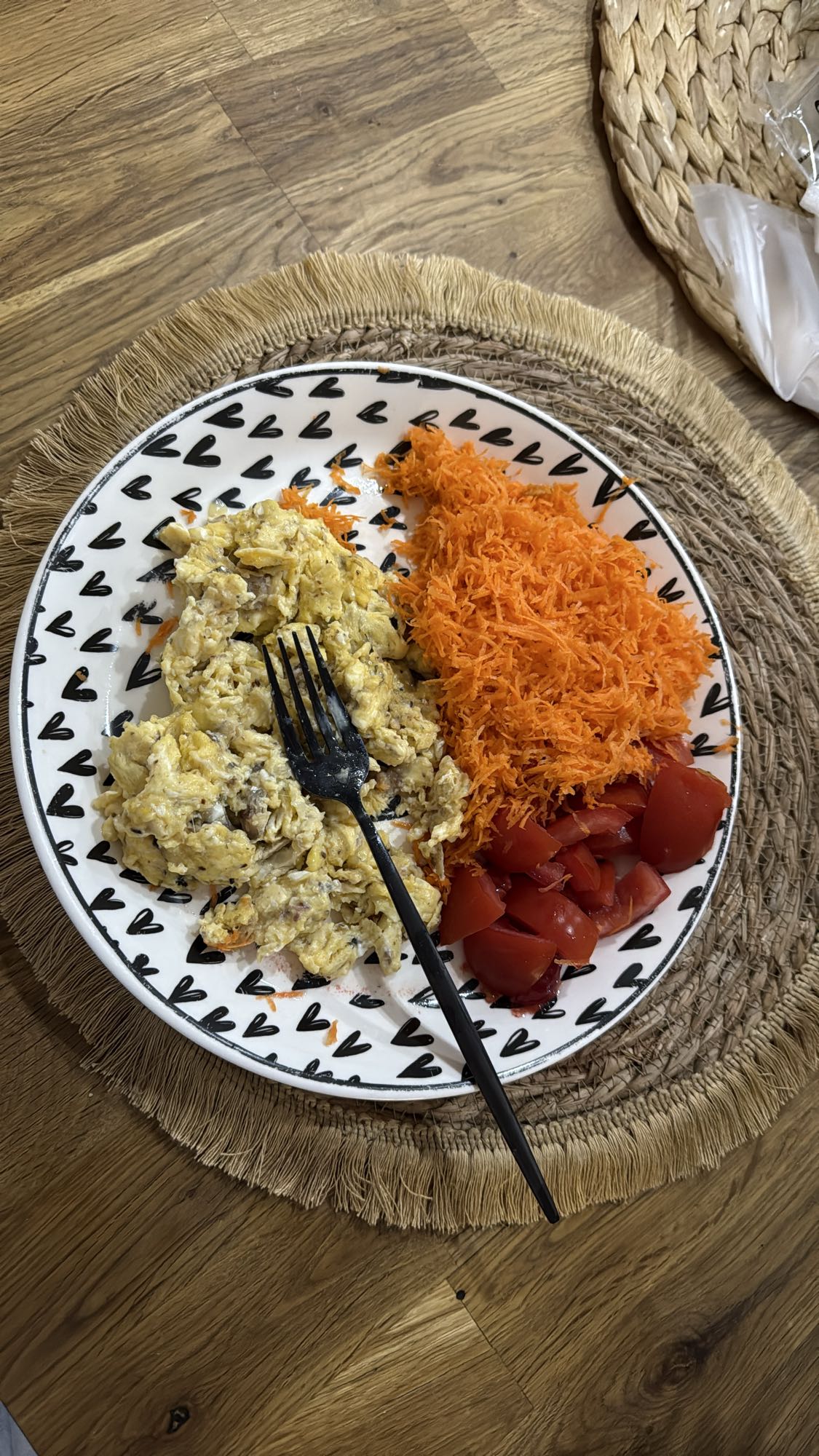 œufs brouillés et légumes