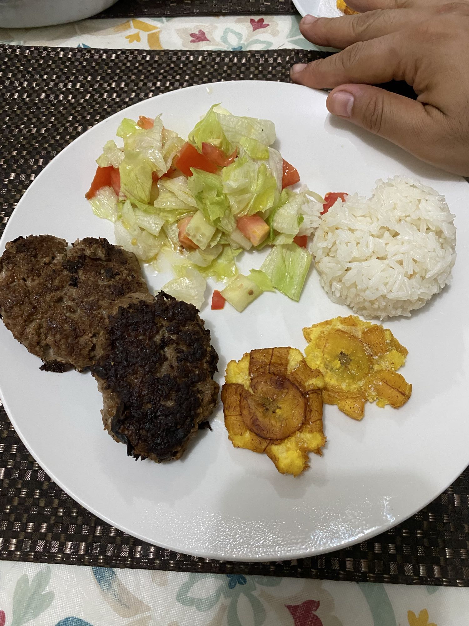 Carne molida con arroz y tostones