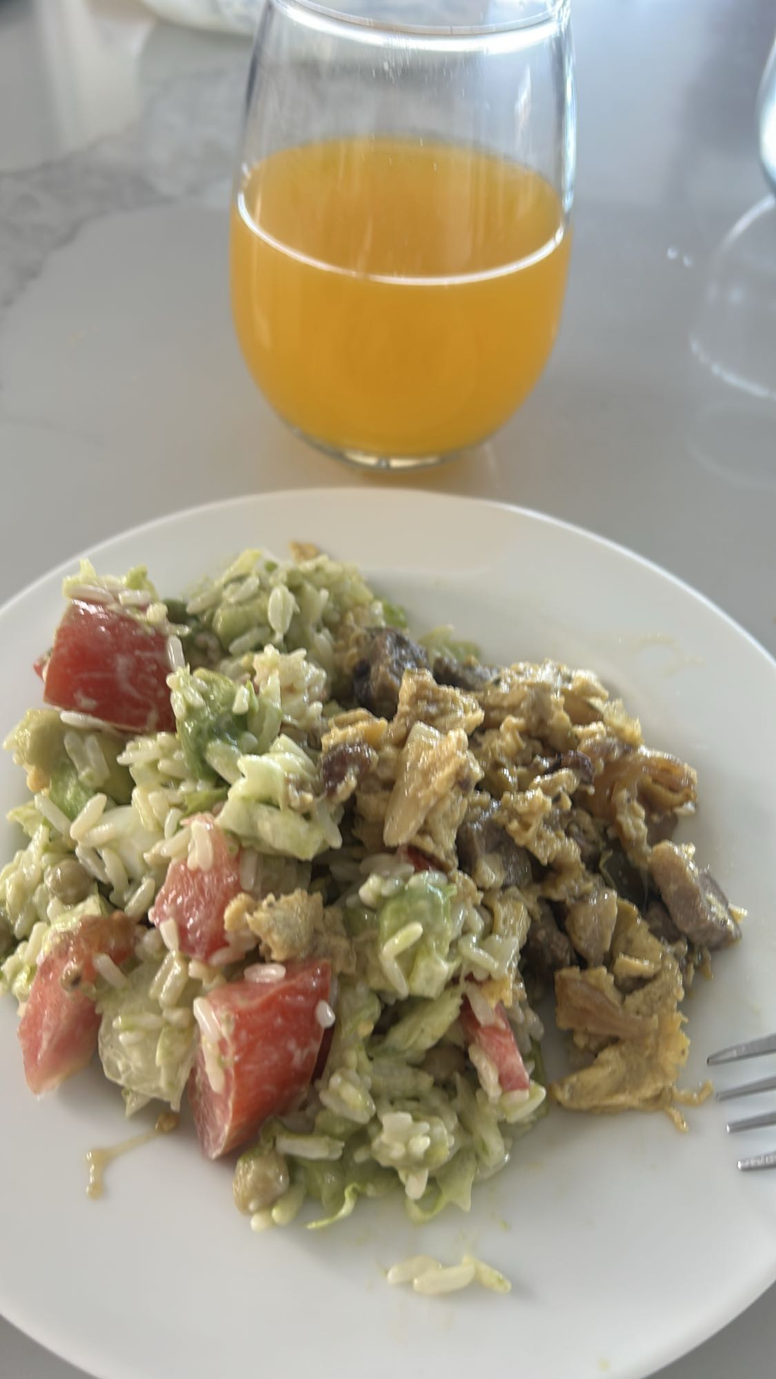 ensalada con arroz y carne