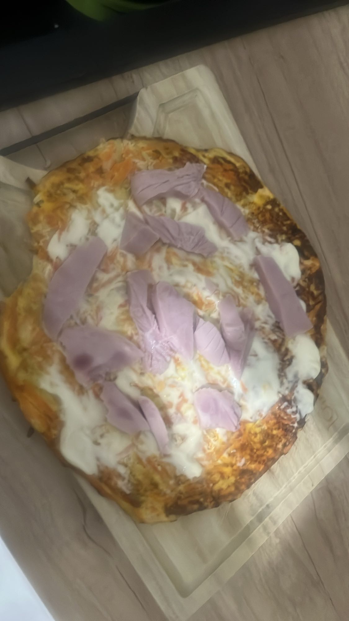 Pizza cu șuncă și brânză