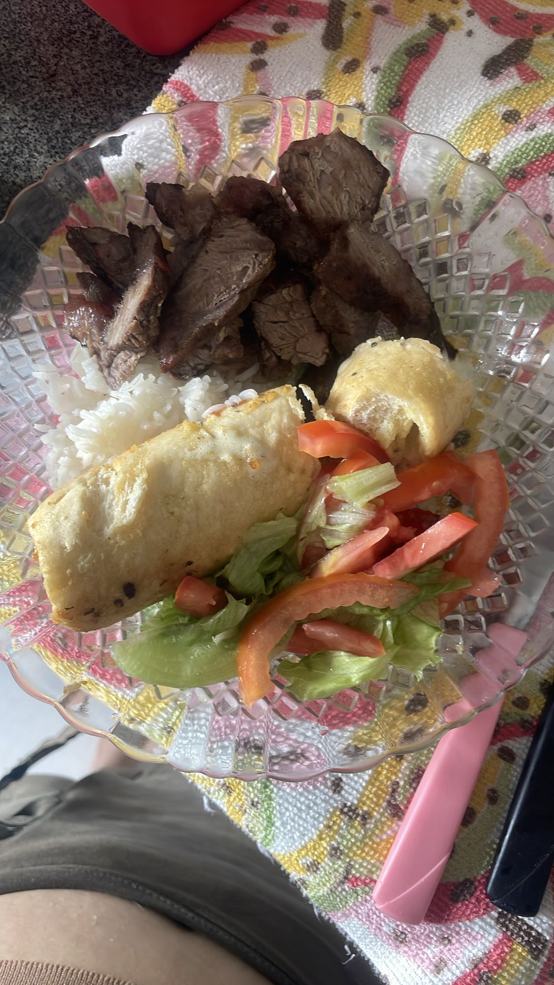 Carne, arroz, salada e omelete