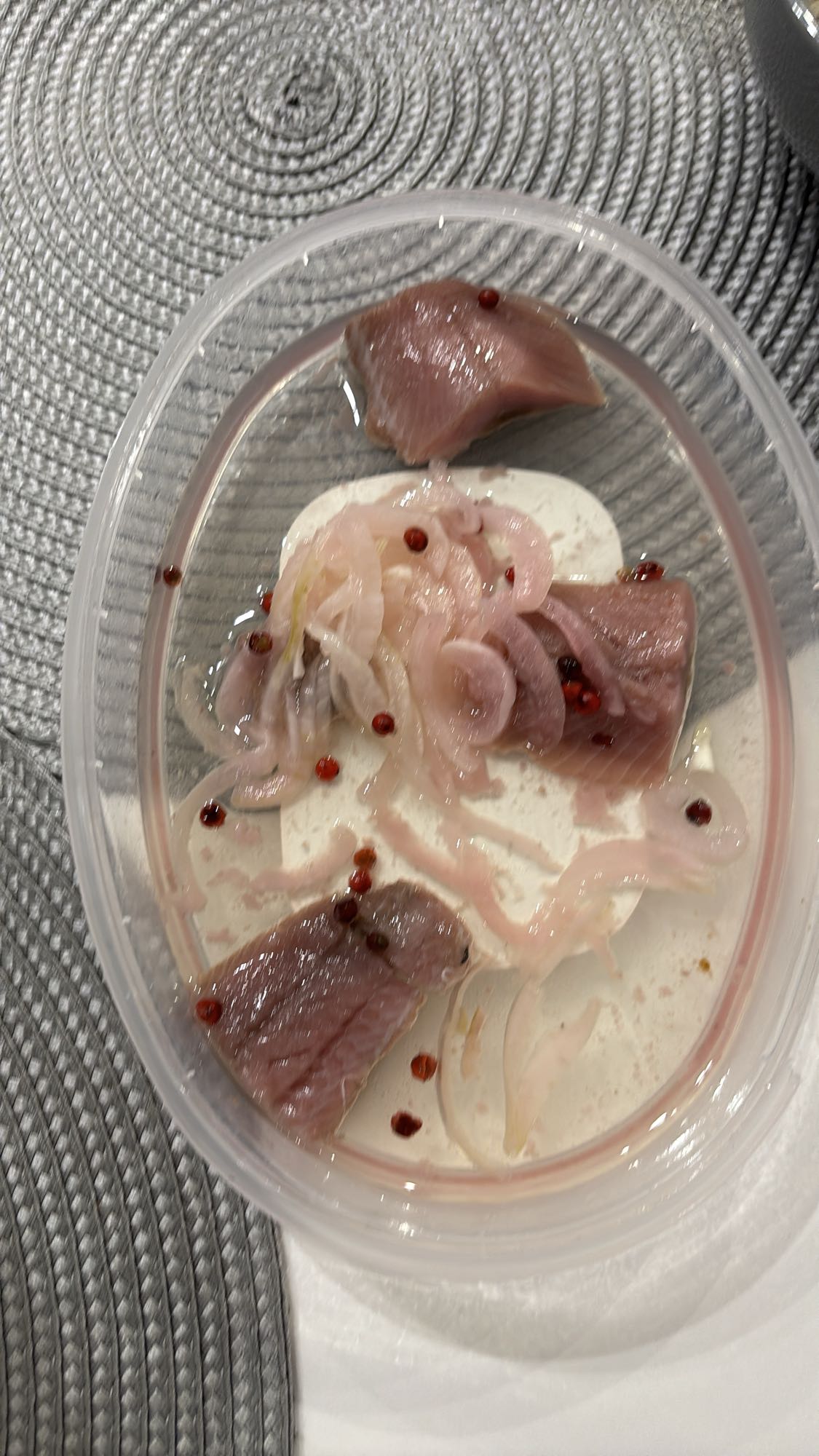 śledź w zalewie z cebulą