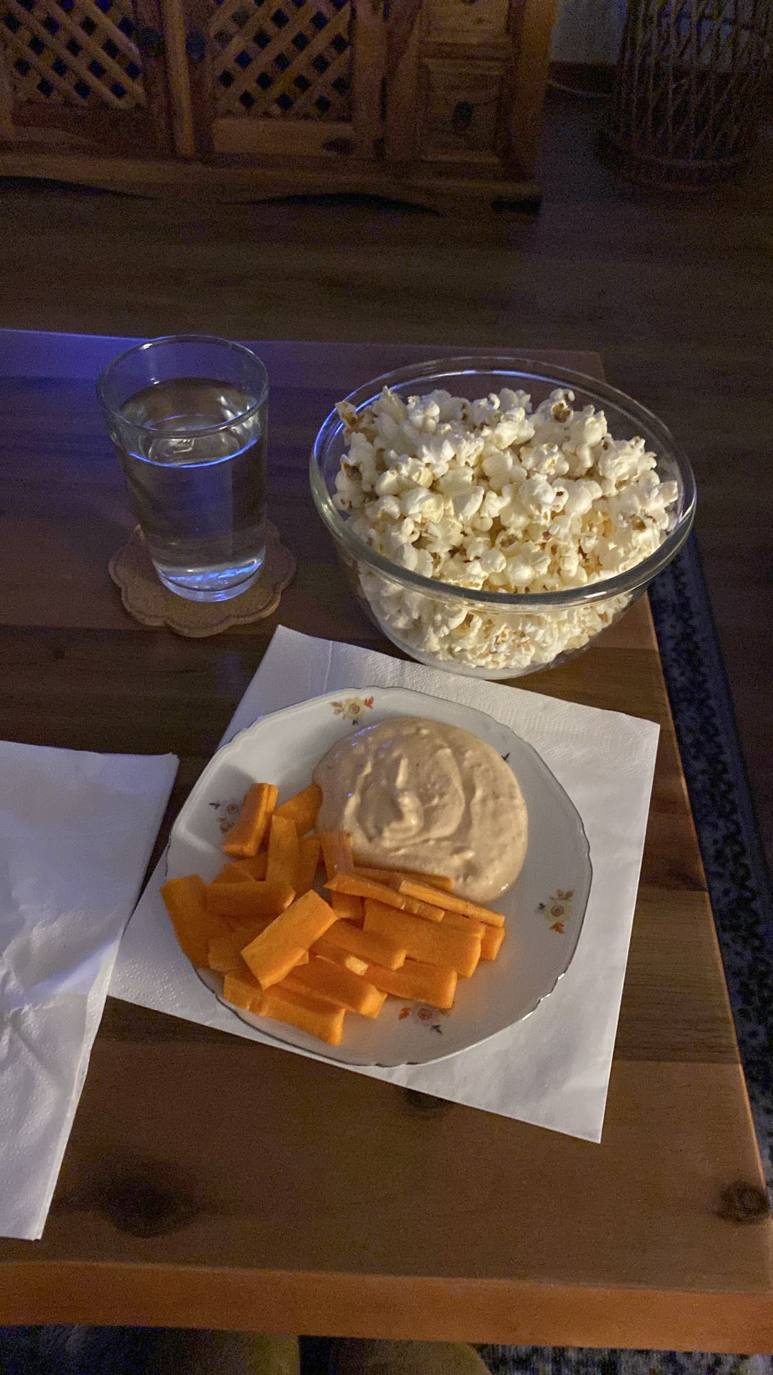 Popcorn och morotssnacks