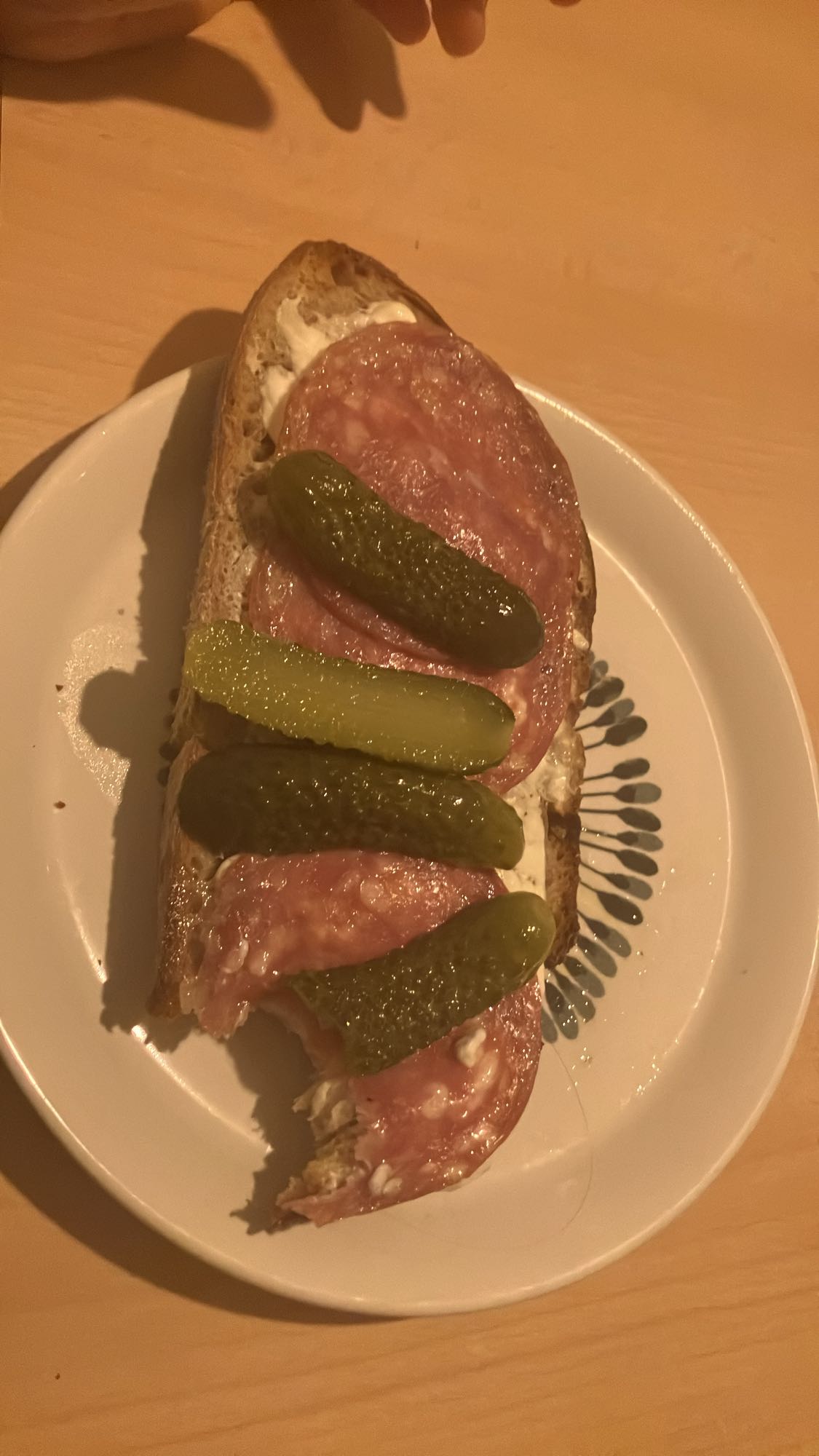 Torrada com salame e picles