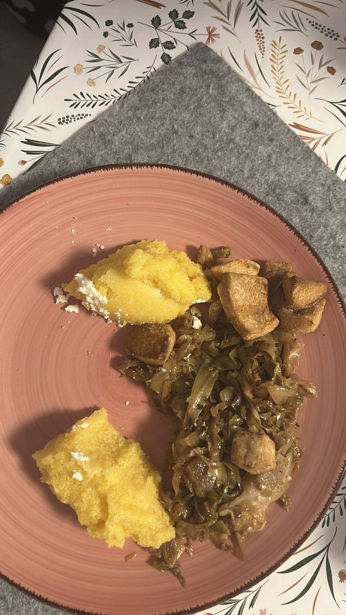 Polenta con repollo y cerdo