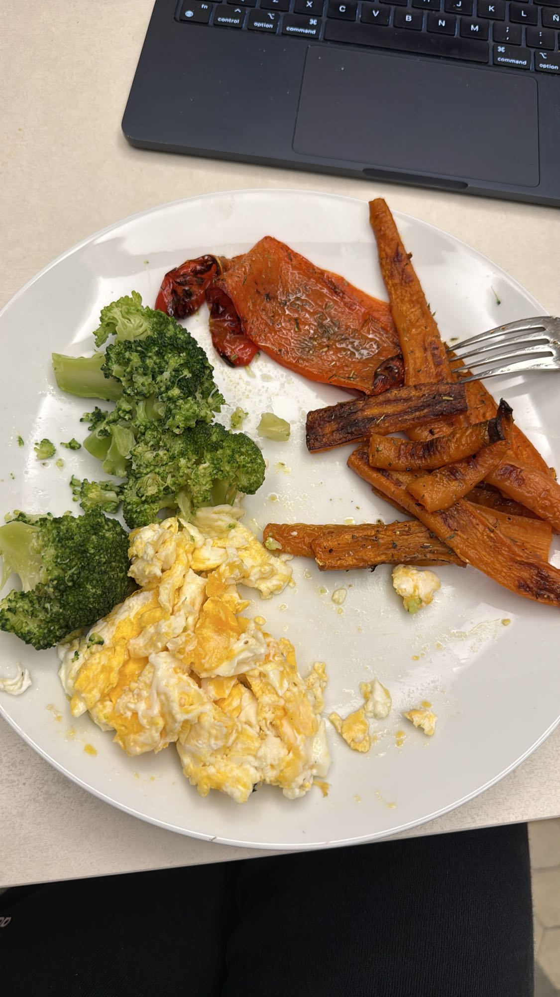 assiette légumes et œufs