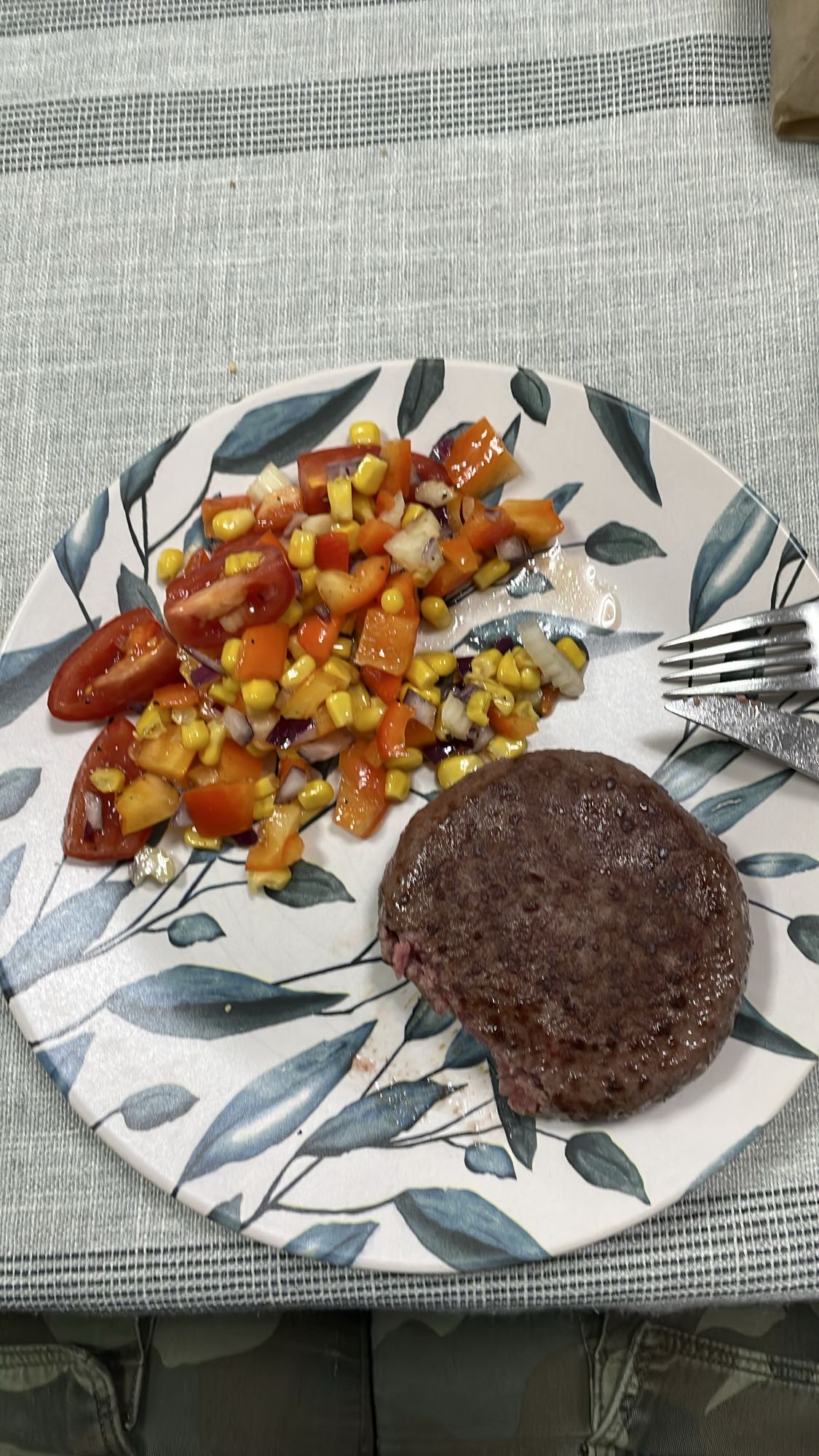 Dana köftesi ve sebze salatası