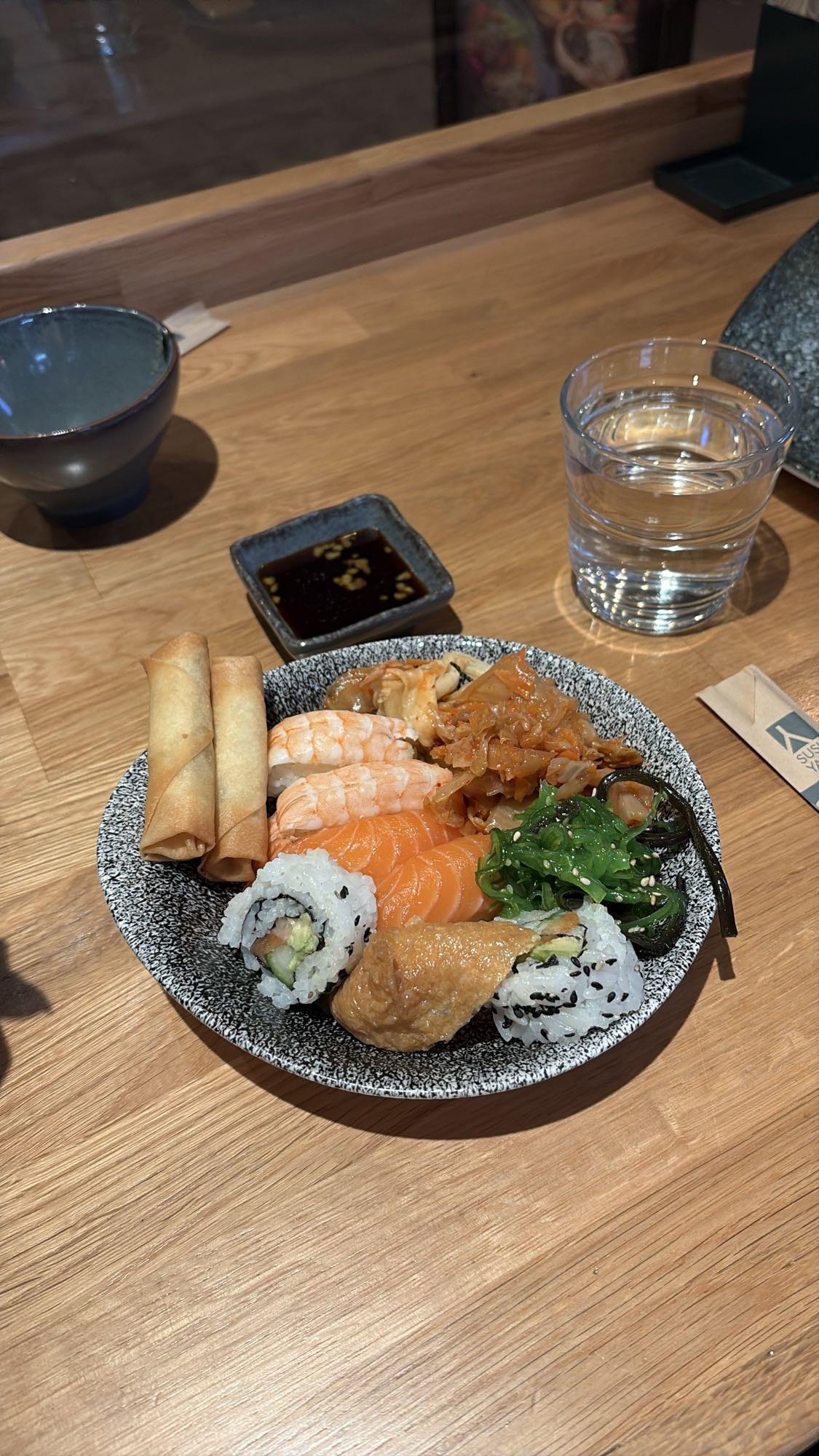 Sushitallrik med rullar