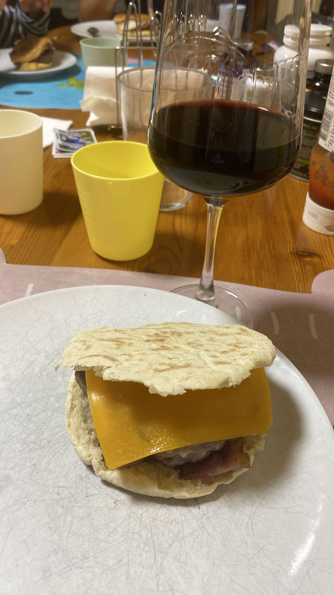 Hamburguesa con vino tinto