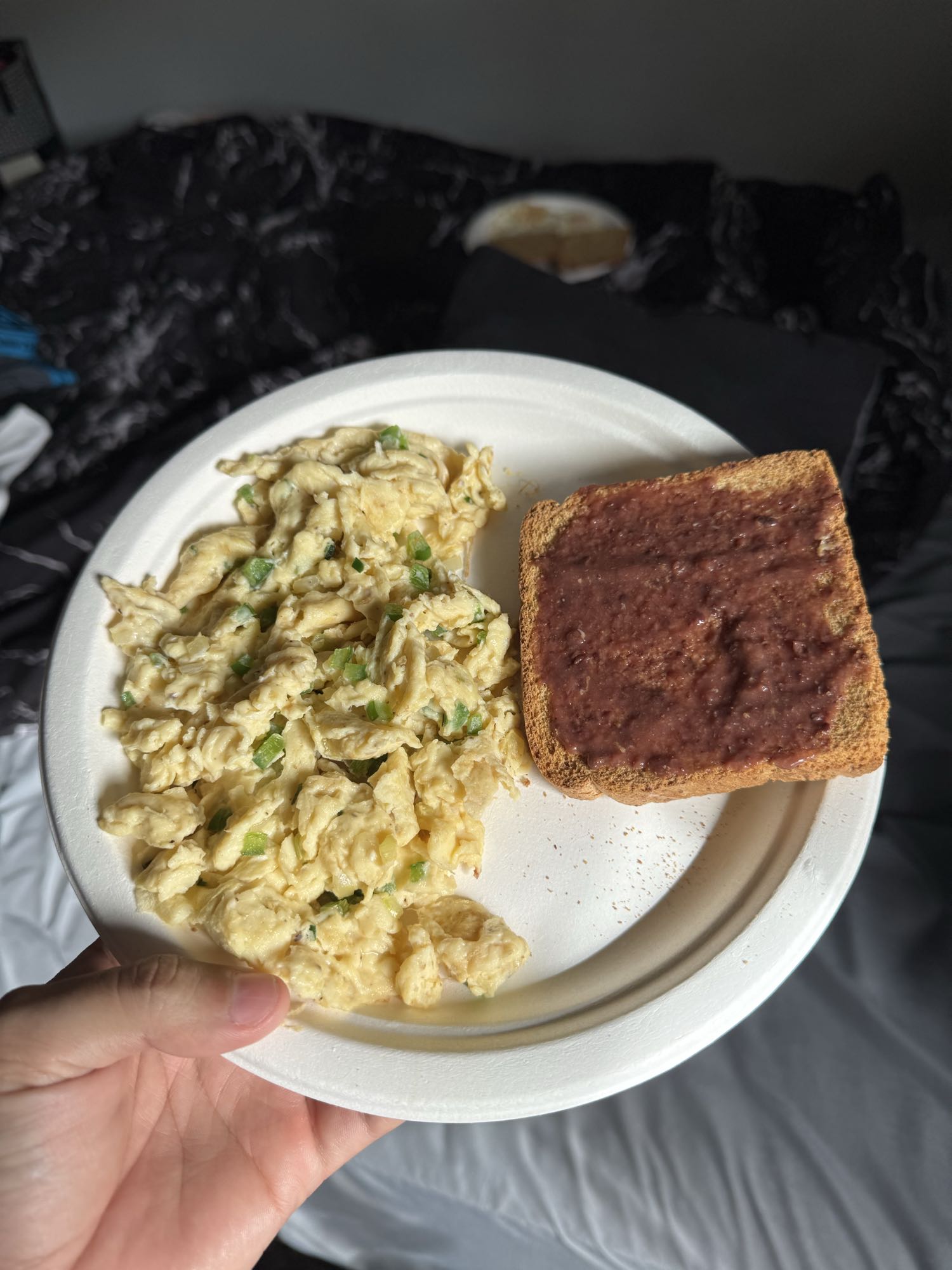 Huevos revueltos, tostada con mermelada sin azúcar y granola proteica
