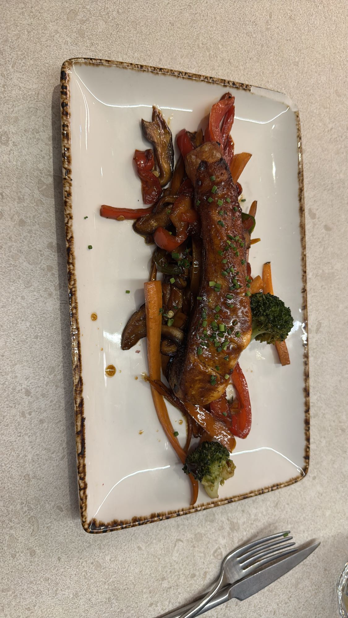 Salmón con verduras salteadas