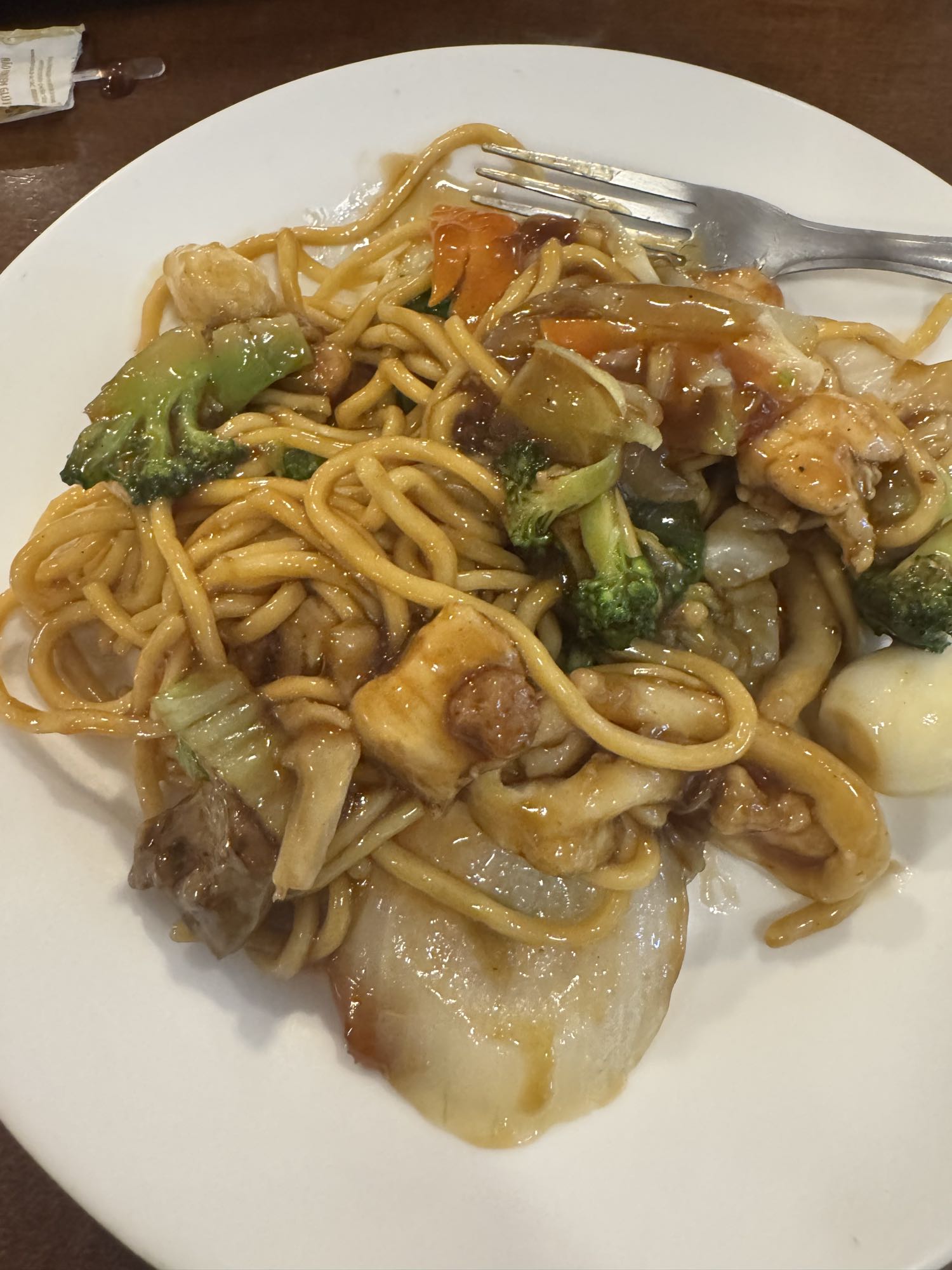 Macarrão com legumes e carne