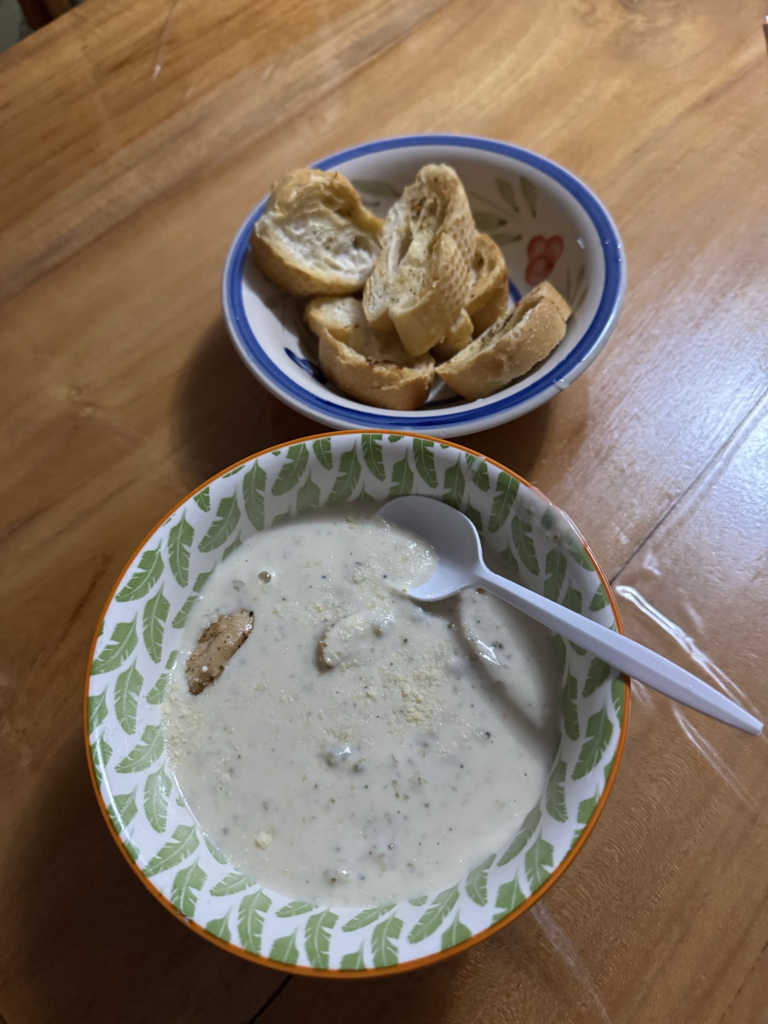 sopa cremosa con pan