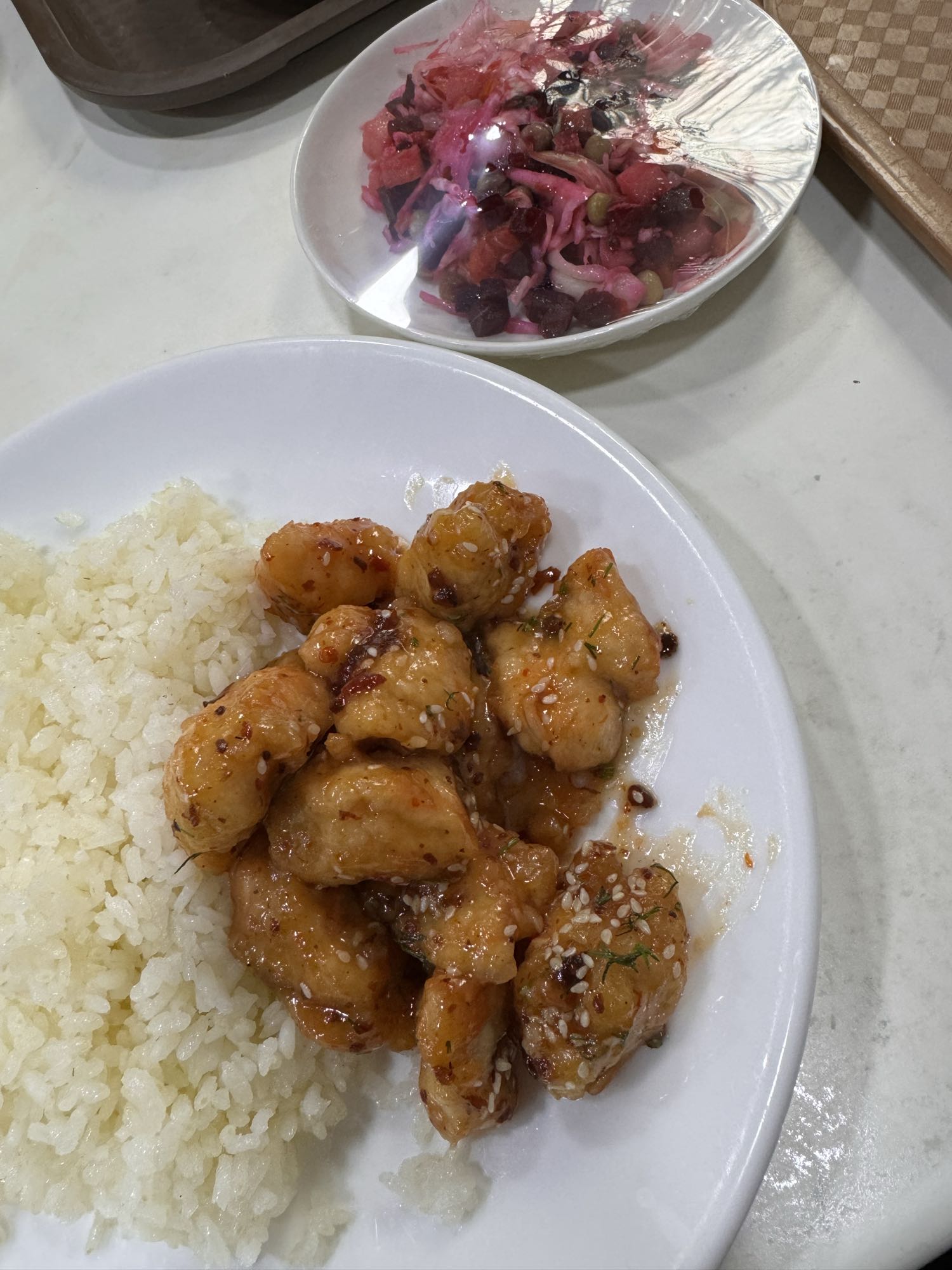 Курица с рисом и салатом