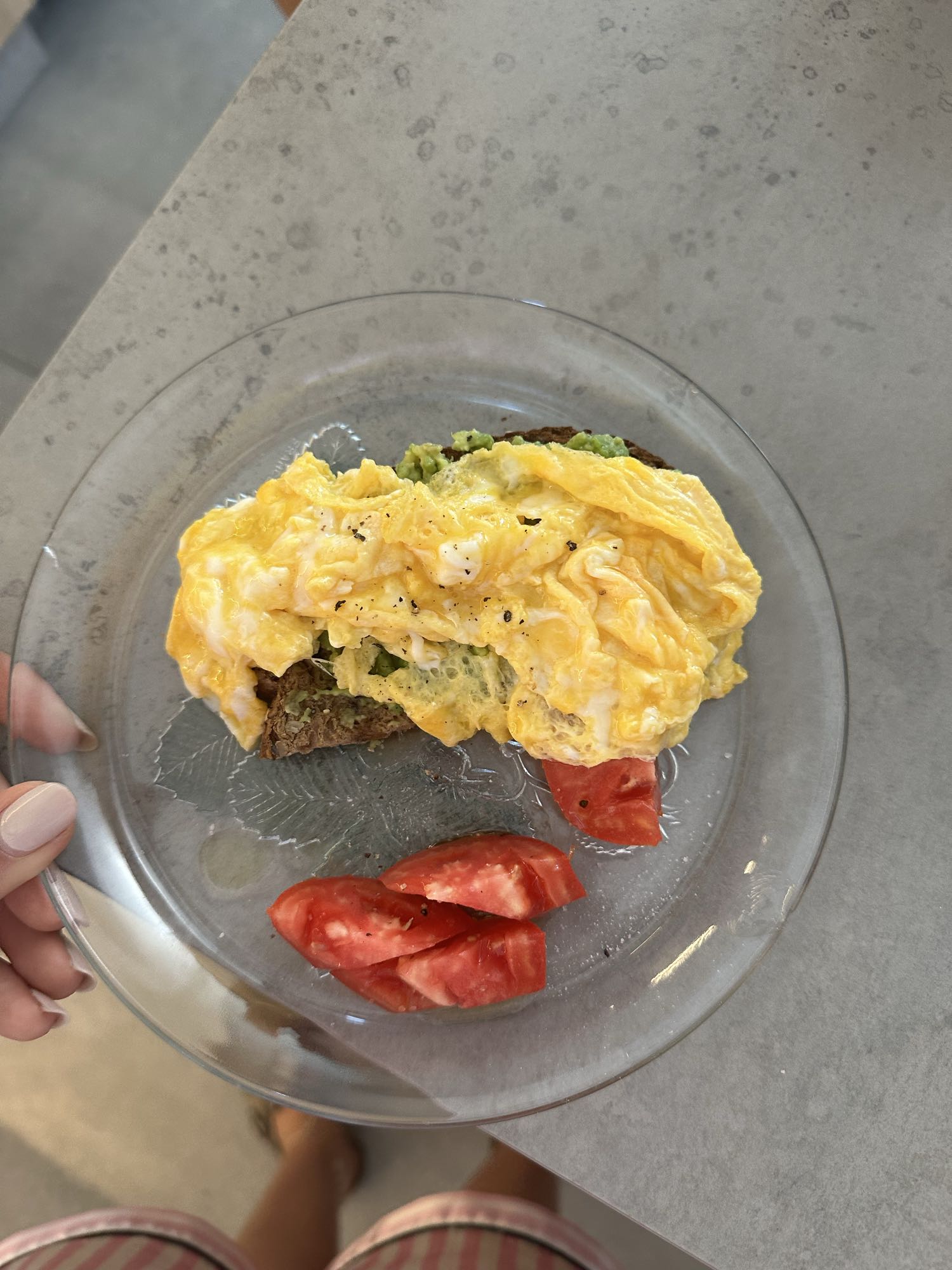 Tostada con huevo y tomate