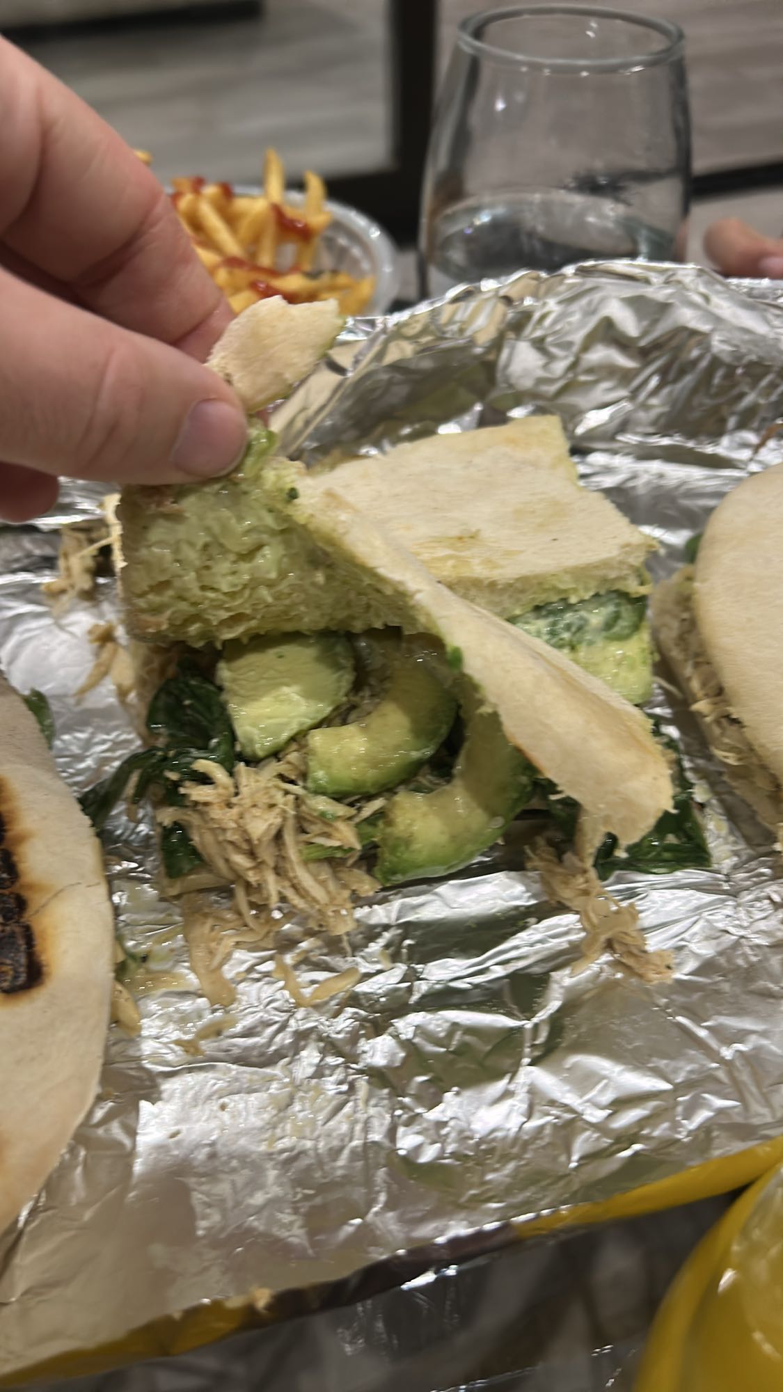 Pan pita con pollo y aguacate