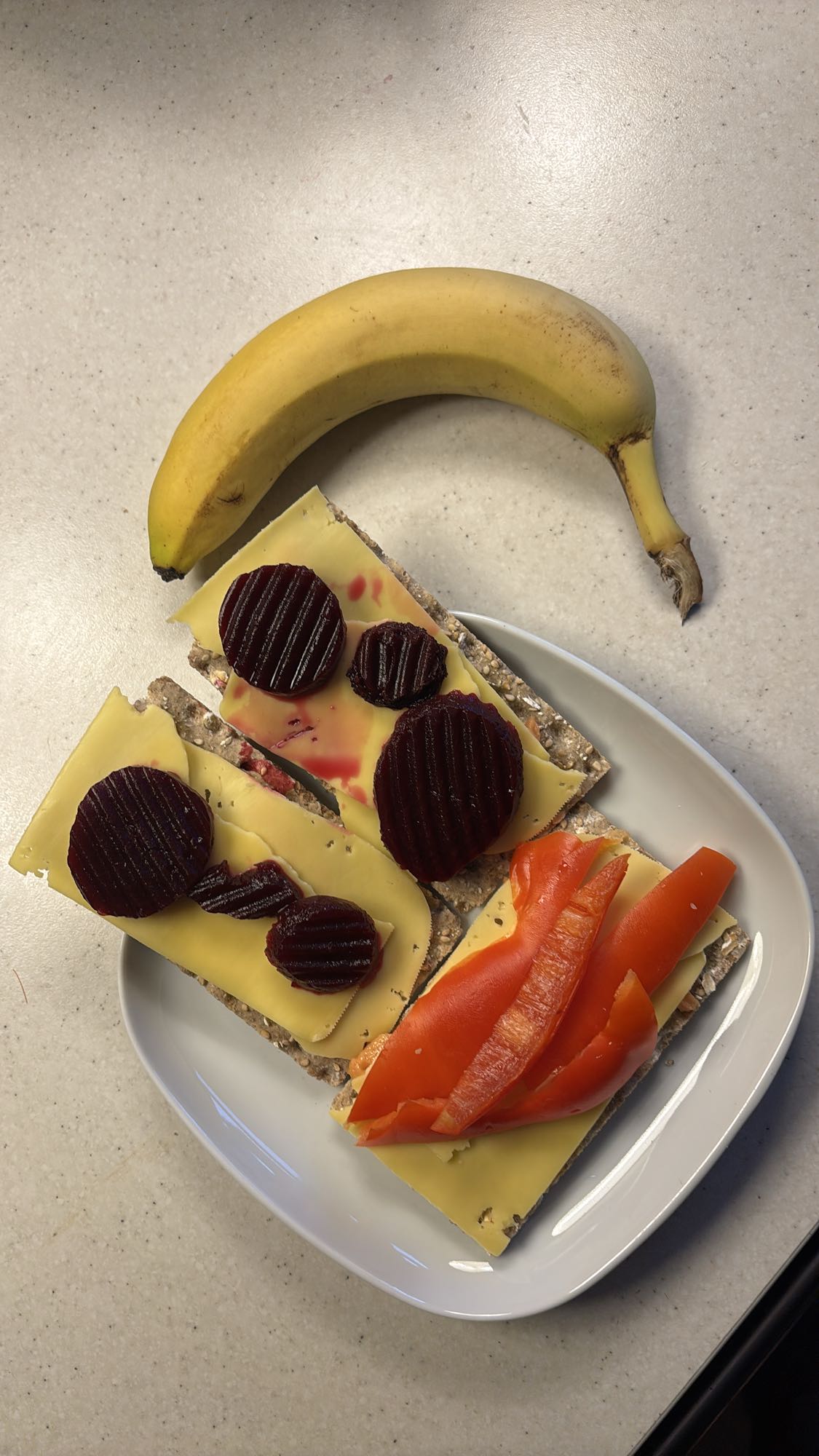 Knekkebrød med ost og frukt