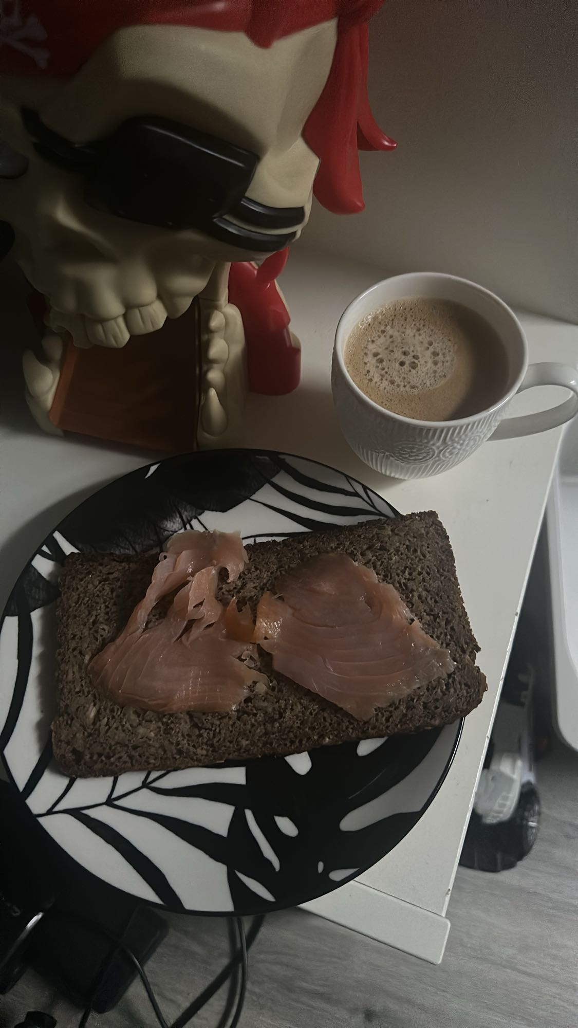 Pâine cu somon și cafea