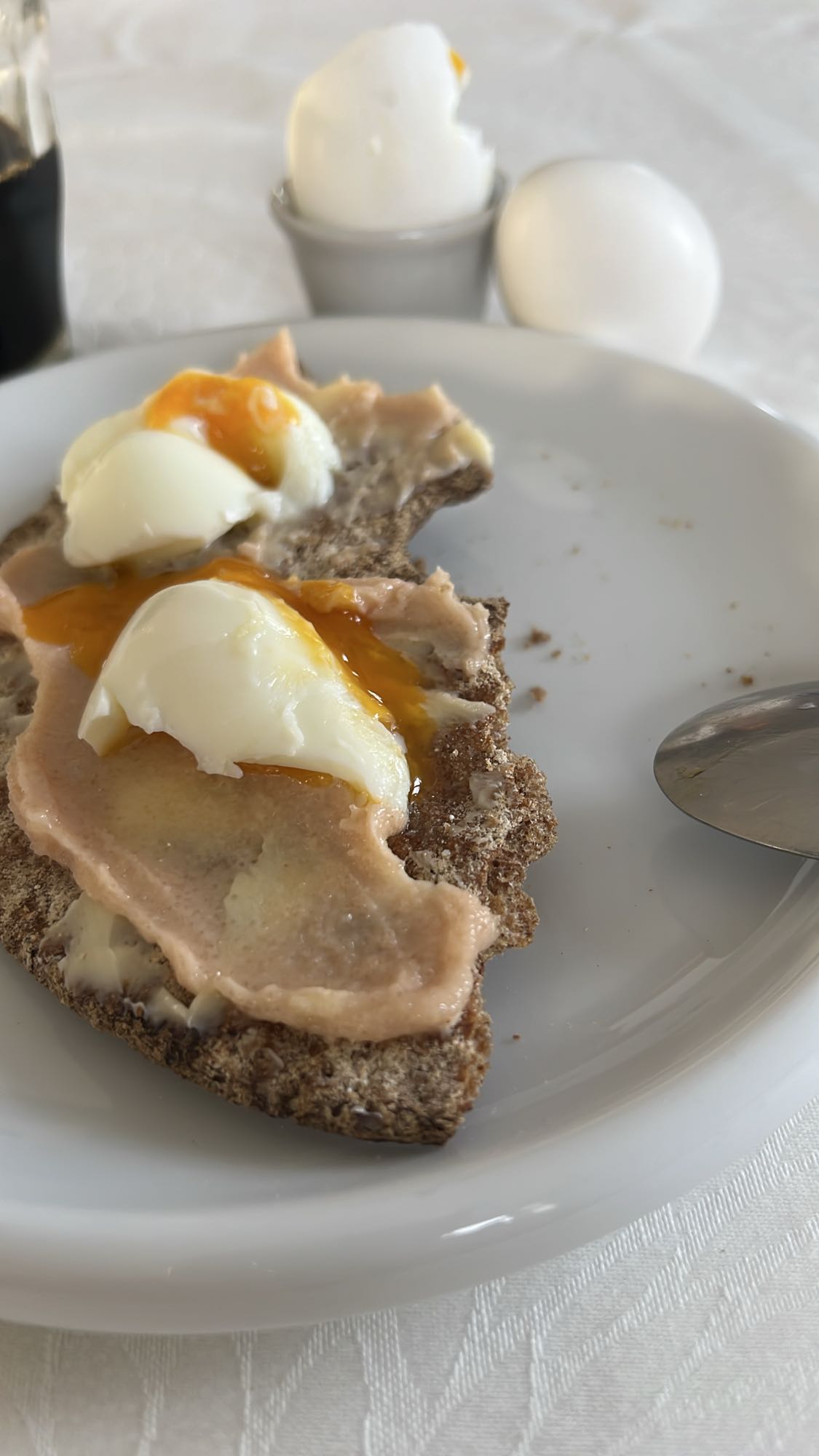 Ägg och kaviar knäckebröd