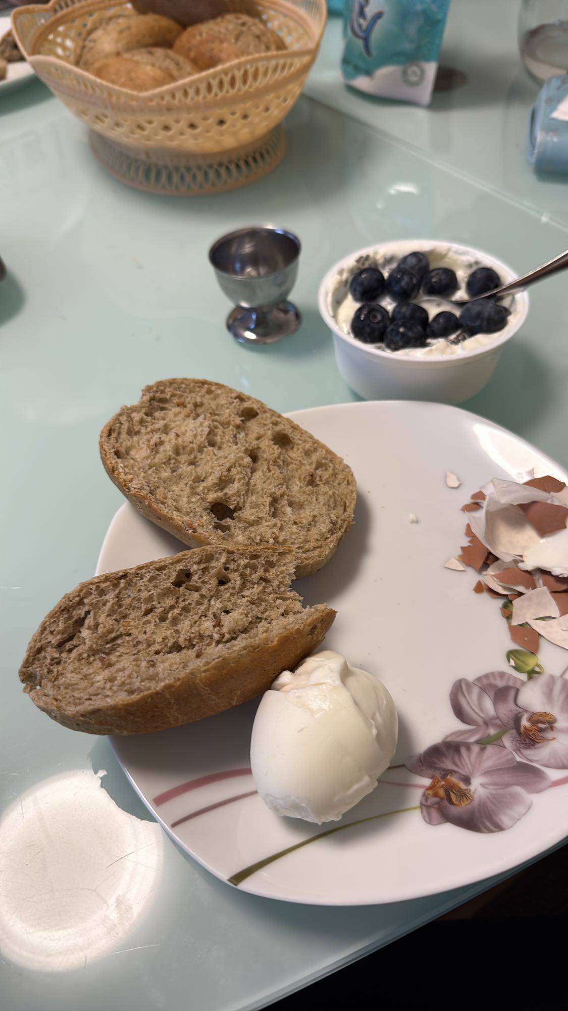 Ontbijt met ei en yoghurt