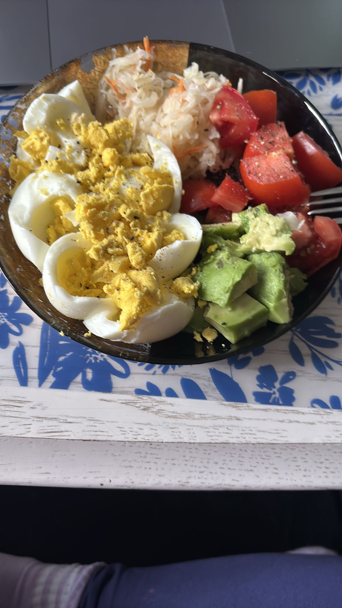 Sałatka z jajkiem i awokado