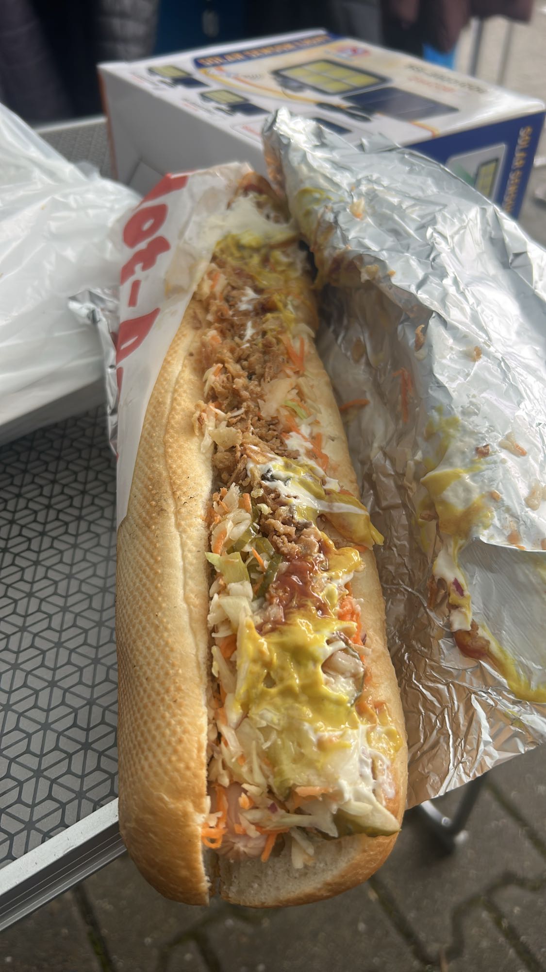 Duża bułka z warzywami i sosem