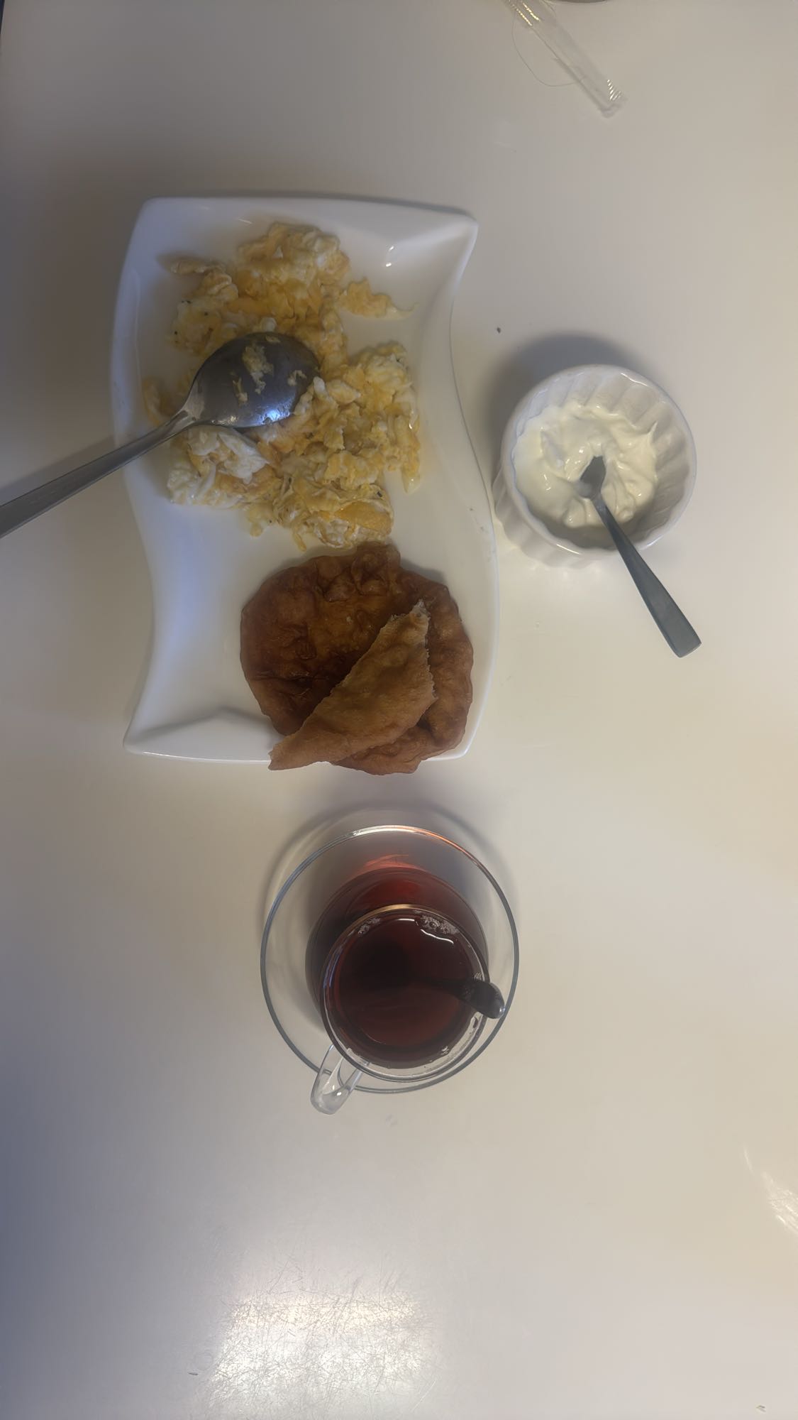 Ägg, stekt bröd, yoghurt, te