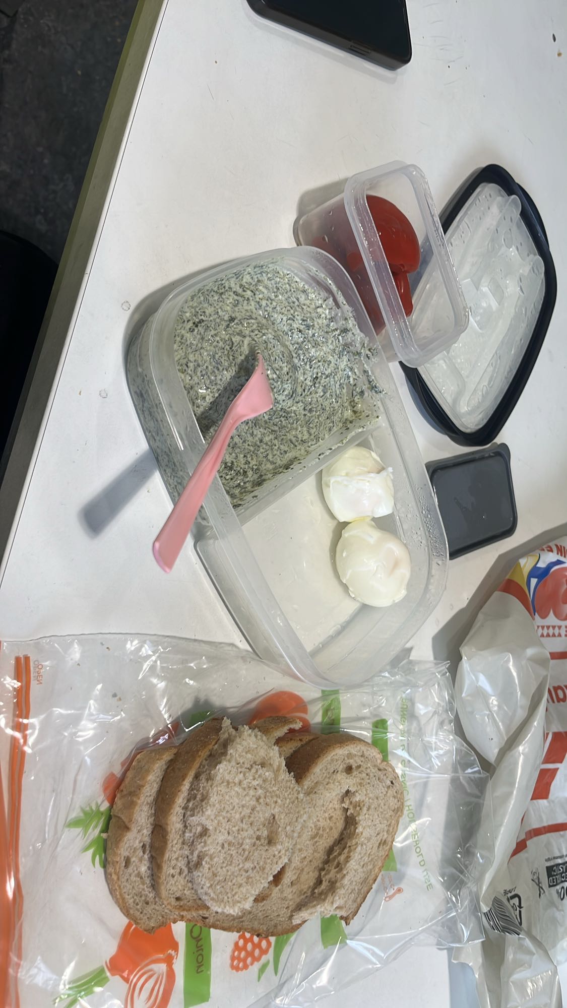 Mic dejun cu ouă și pâine